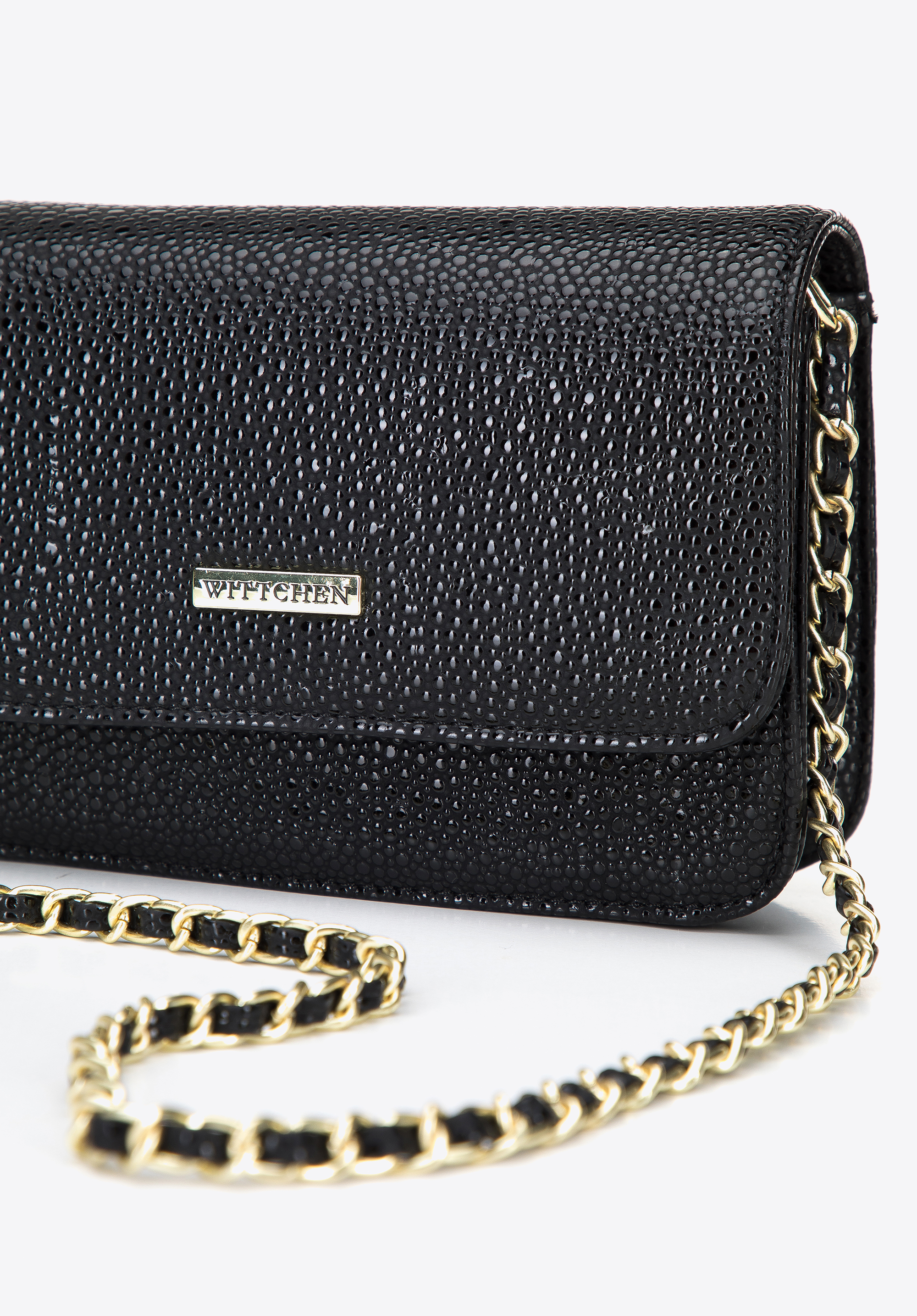 Damska listonoszka z połyskującej ekoskóry na łańcuszku