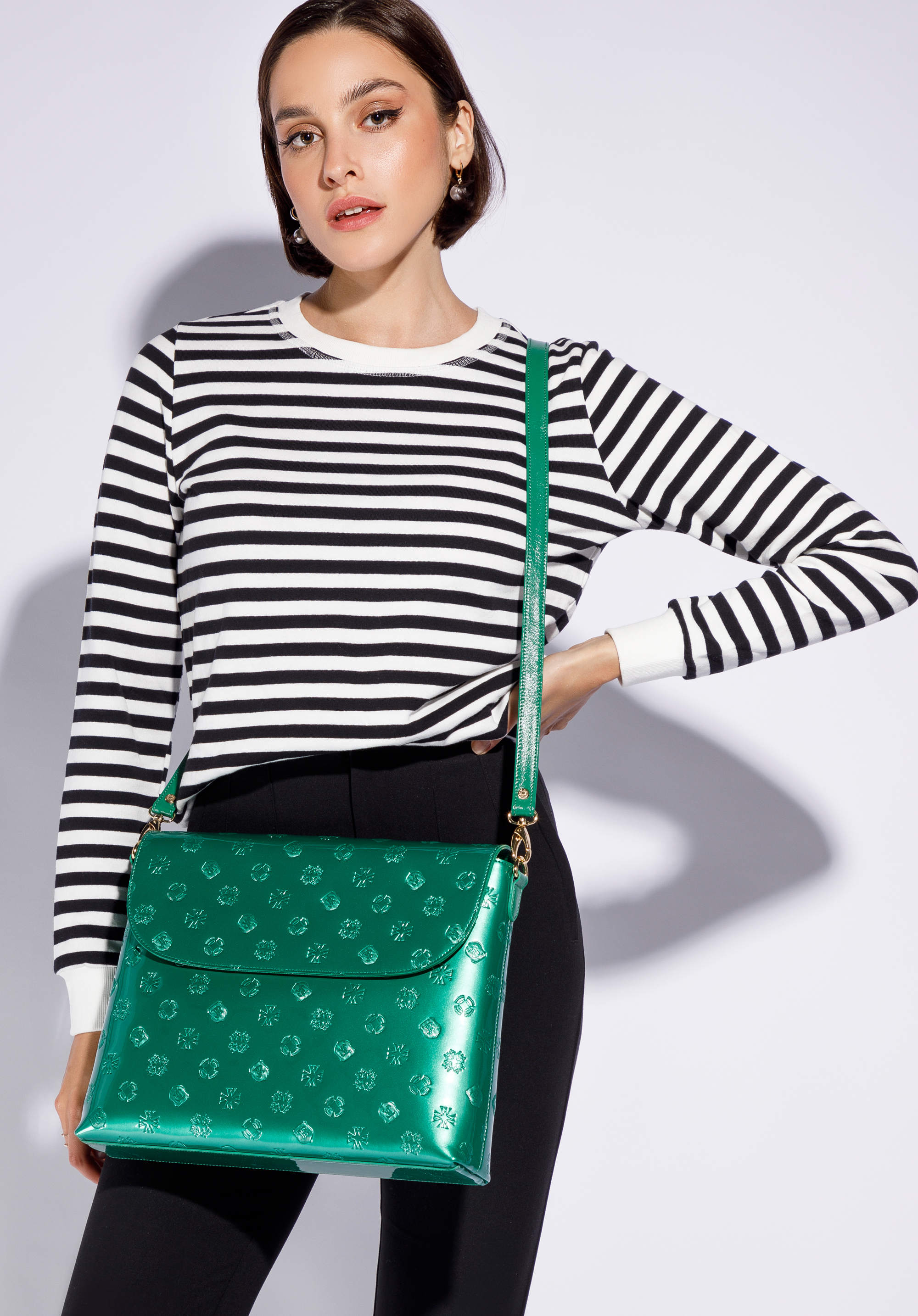 Damska listonoszka z metalicznej skóry lakierowanej duża