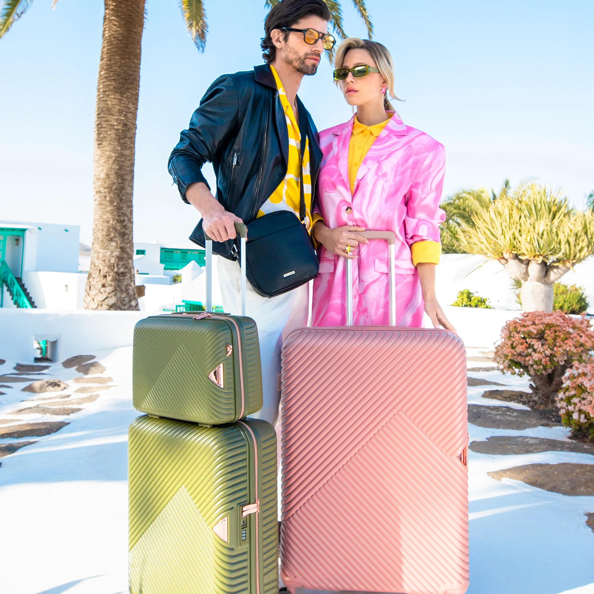 Walizka kabinowa z polikarbonu w paseczki