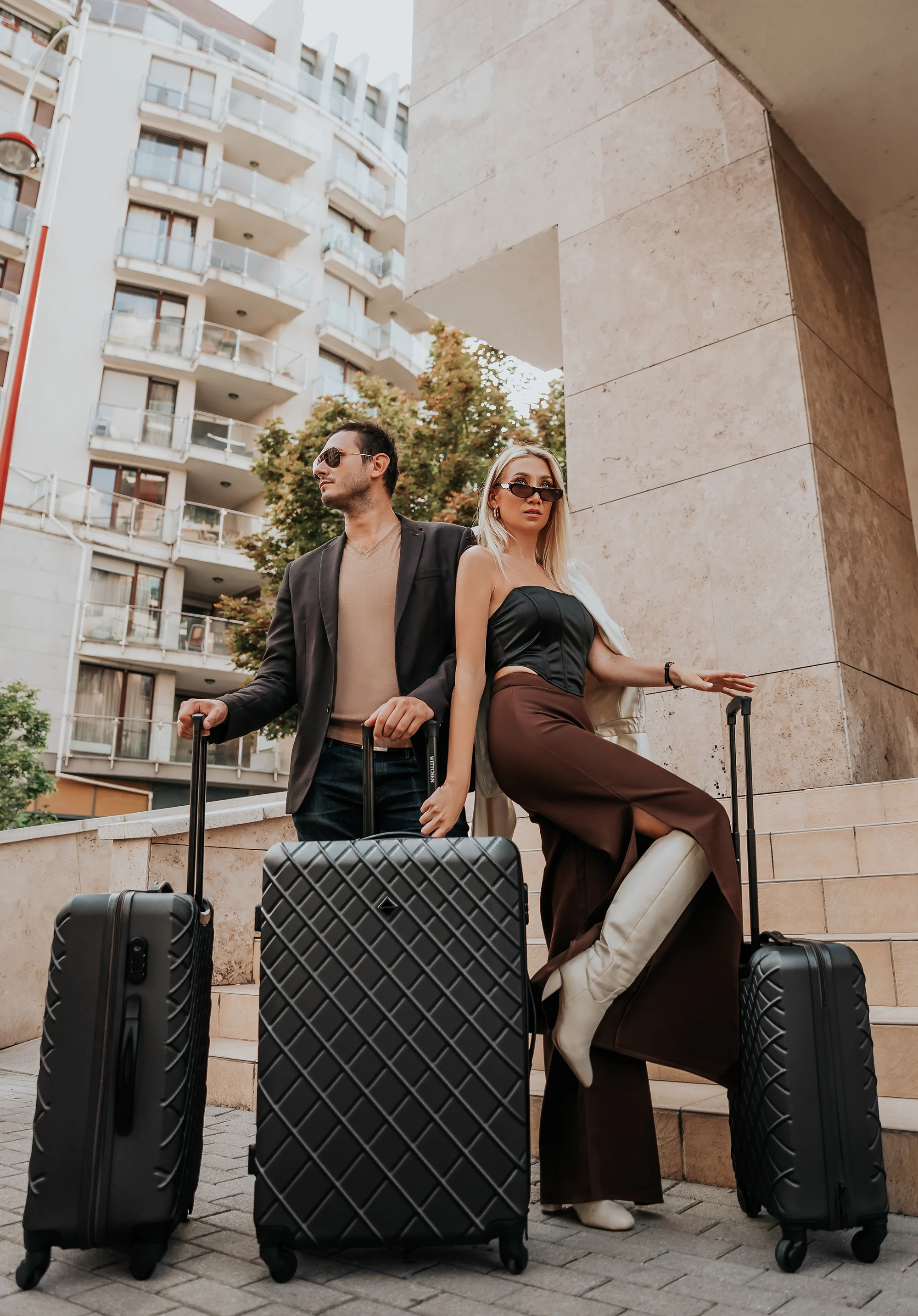 Średnia walizka z ABS-u w ukośną kratkę