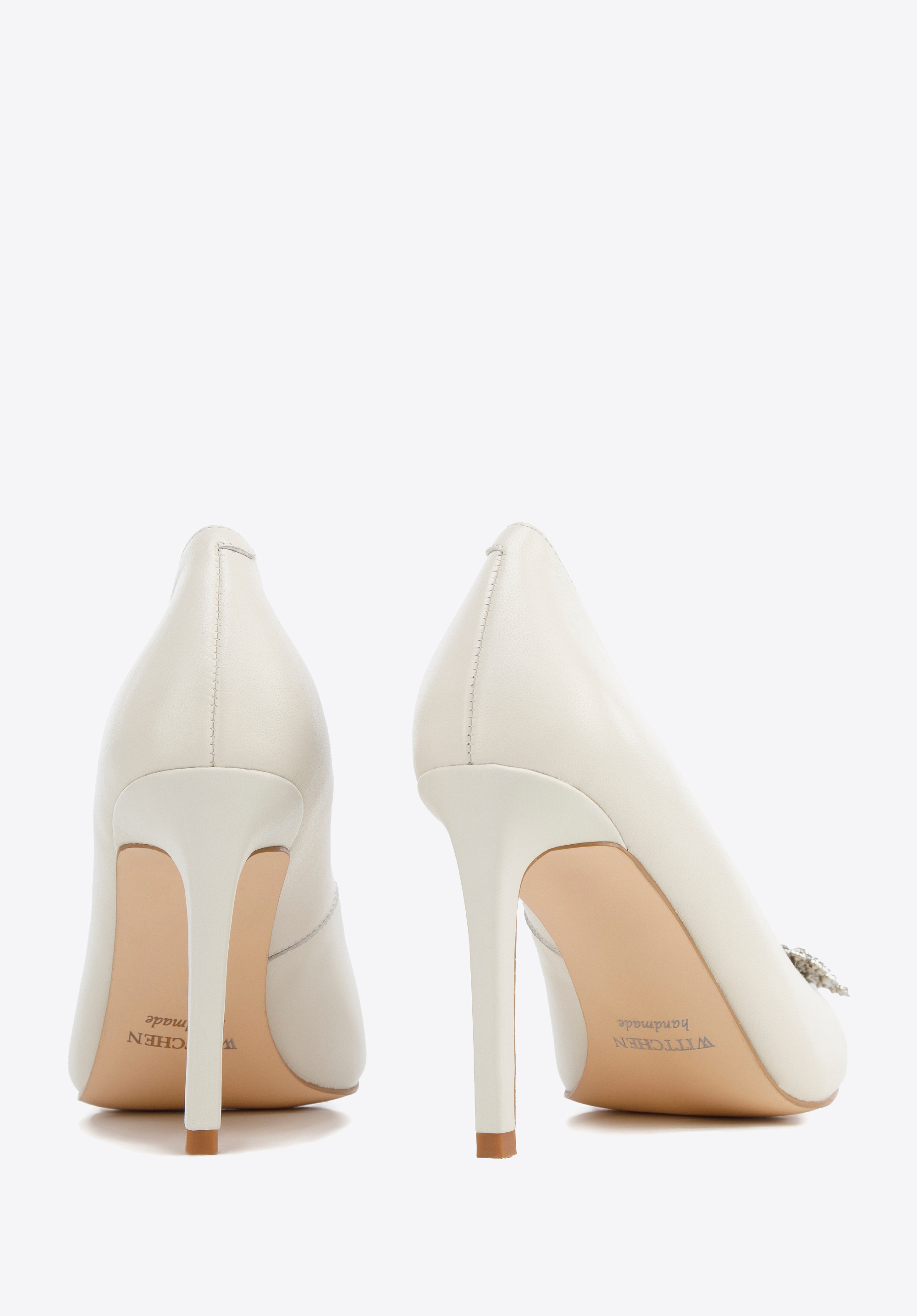 Szpilki skórzane z błyszczącą klamrą