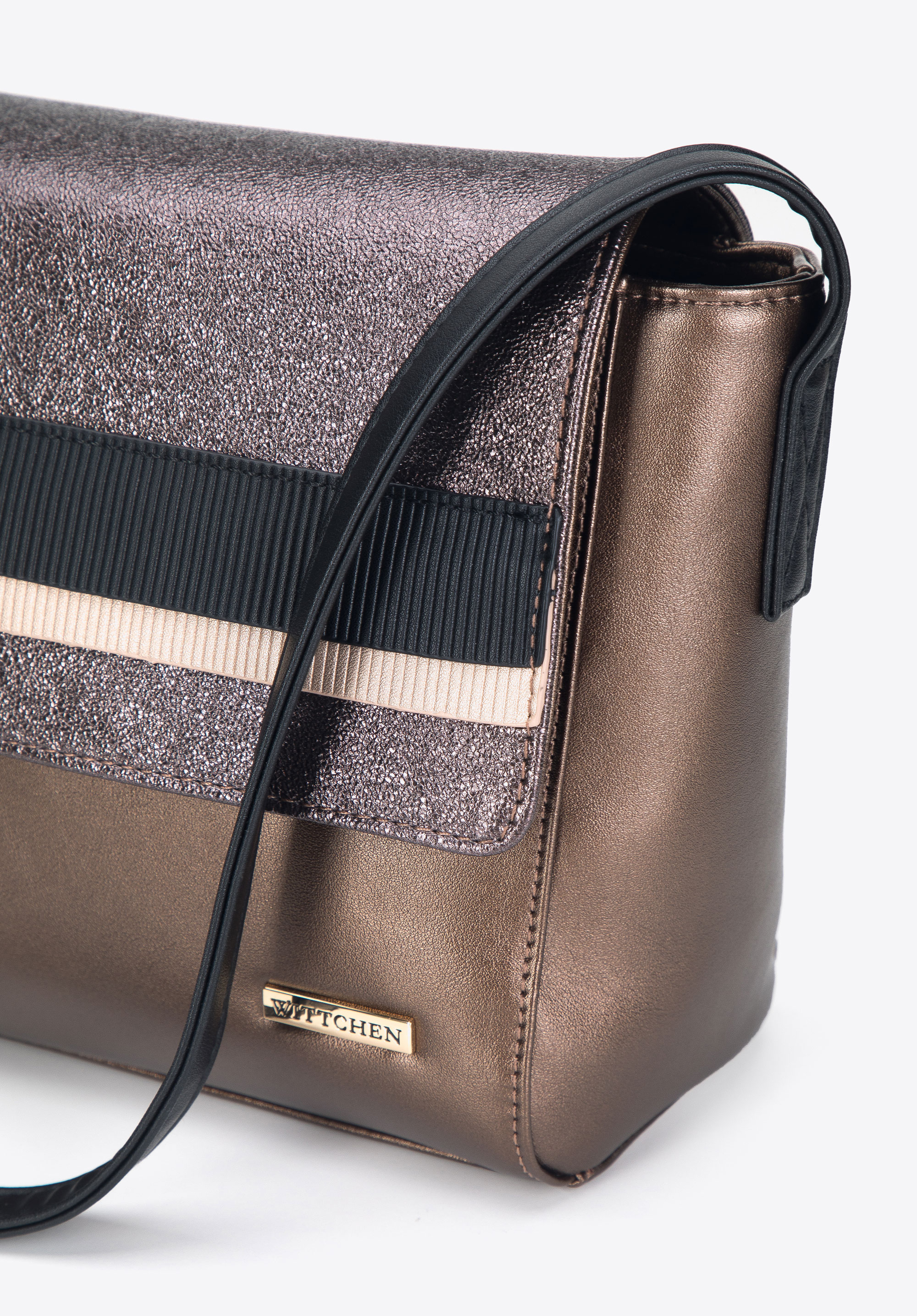 Damska listonoszka z ekoskóry z metaliczną klapą i paskami