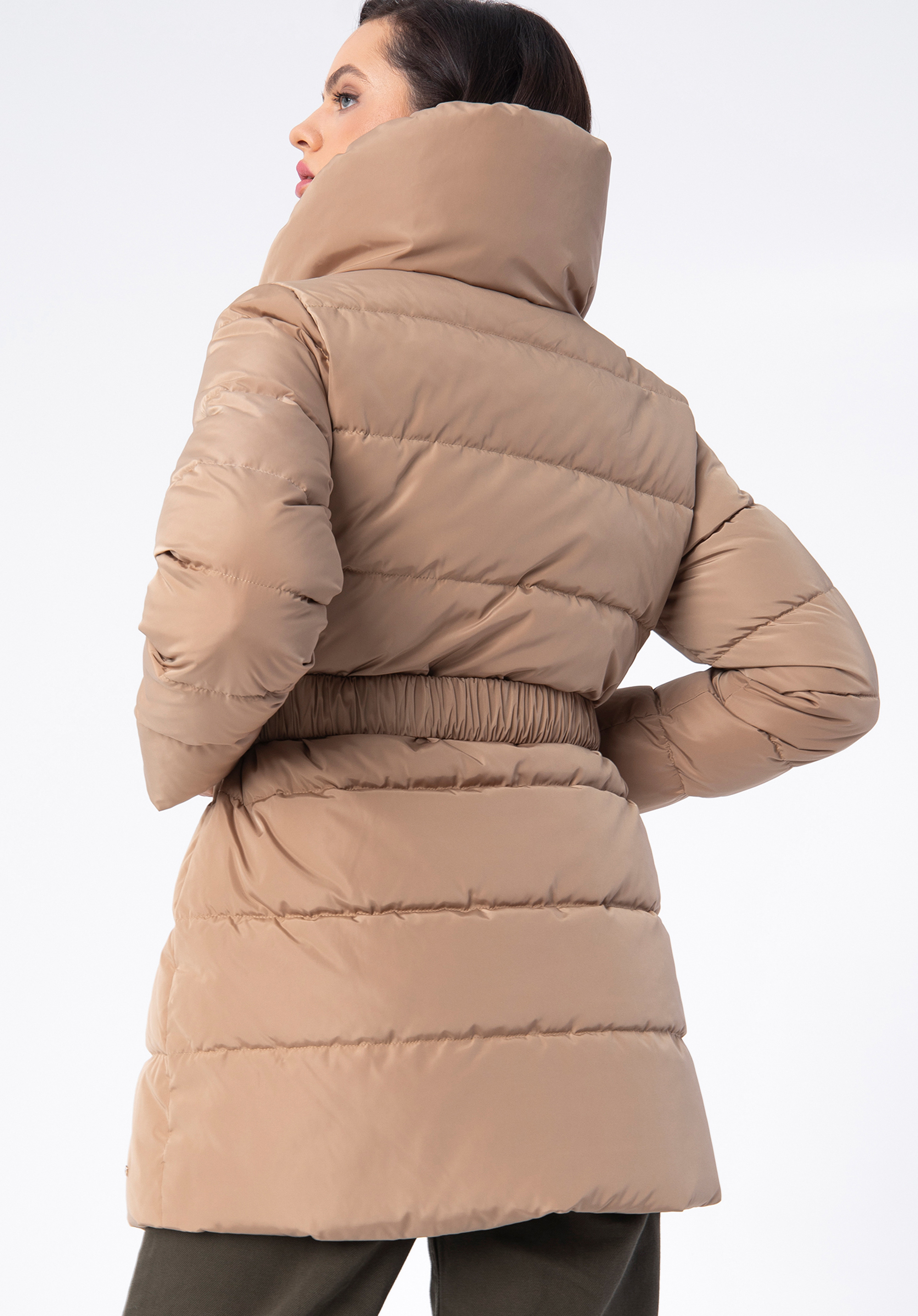 Damska kurtka puchowa z paskiem i wysokim kołnierzem