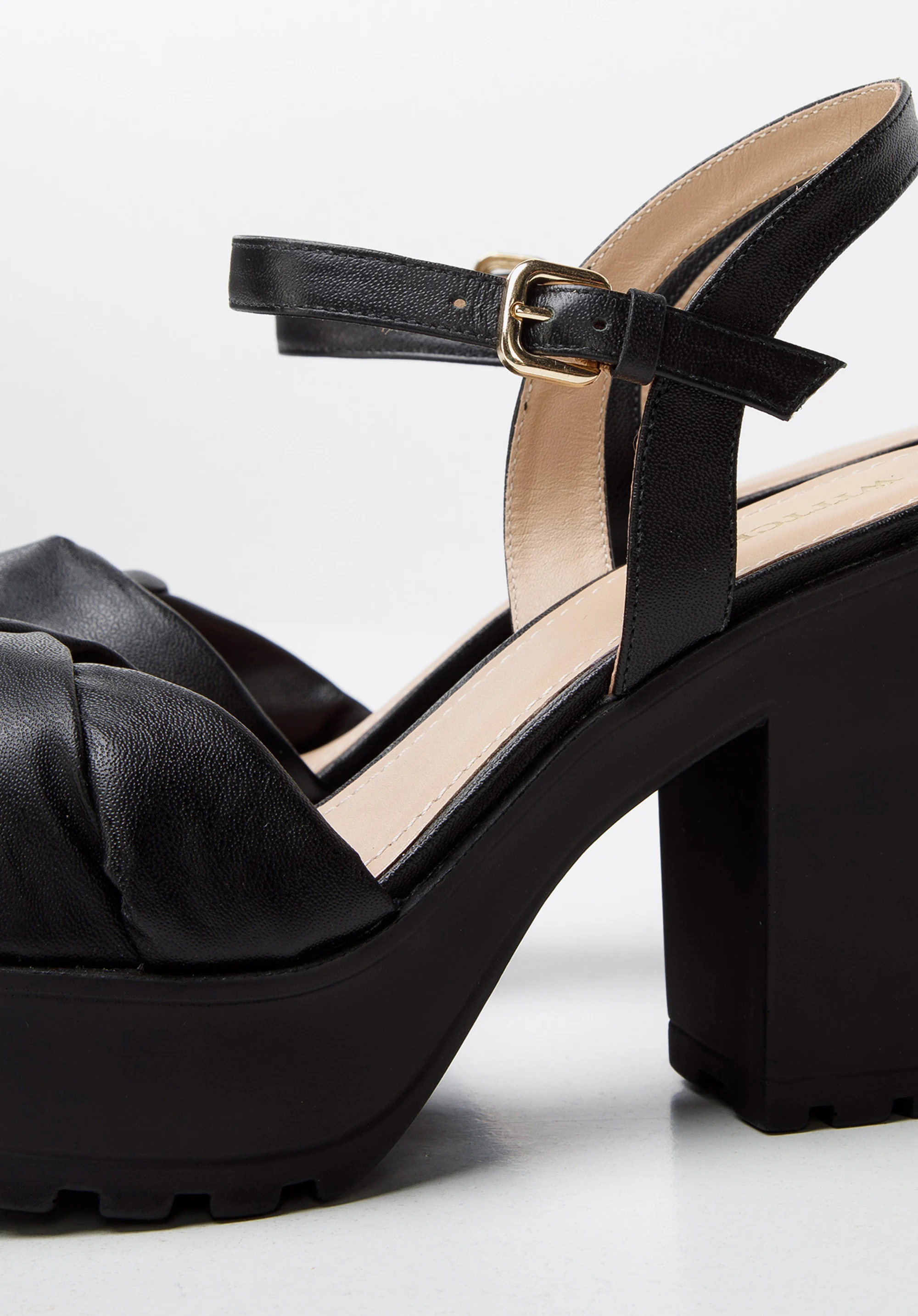 Sandały skórzane z miękkim paskiem na platformie