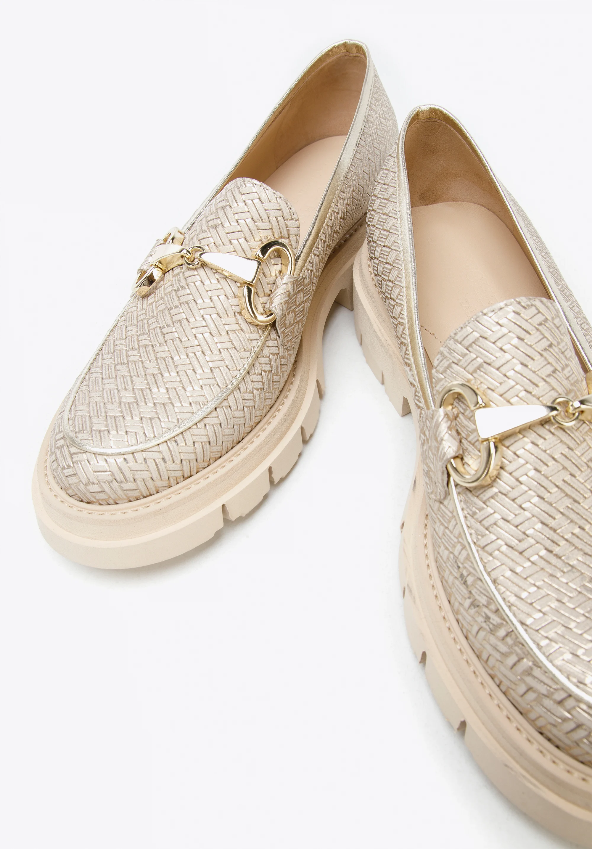 Damskie mokasyny z połyskującej skóry z klamerką