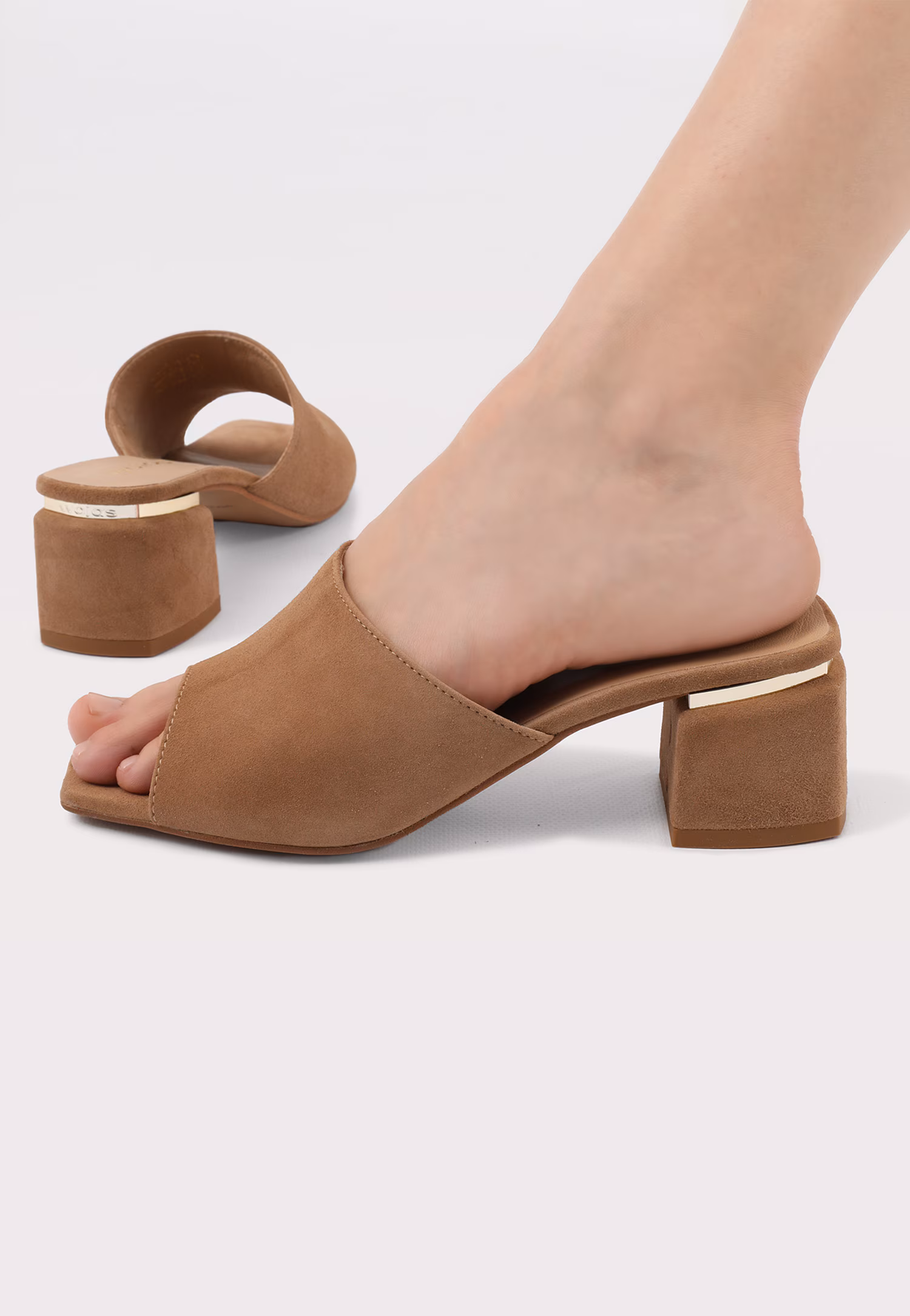 Oryginalne beżowe klapki damskie na obcasie