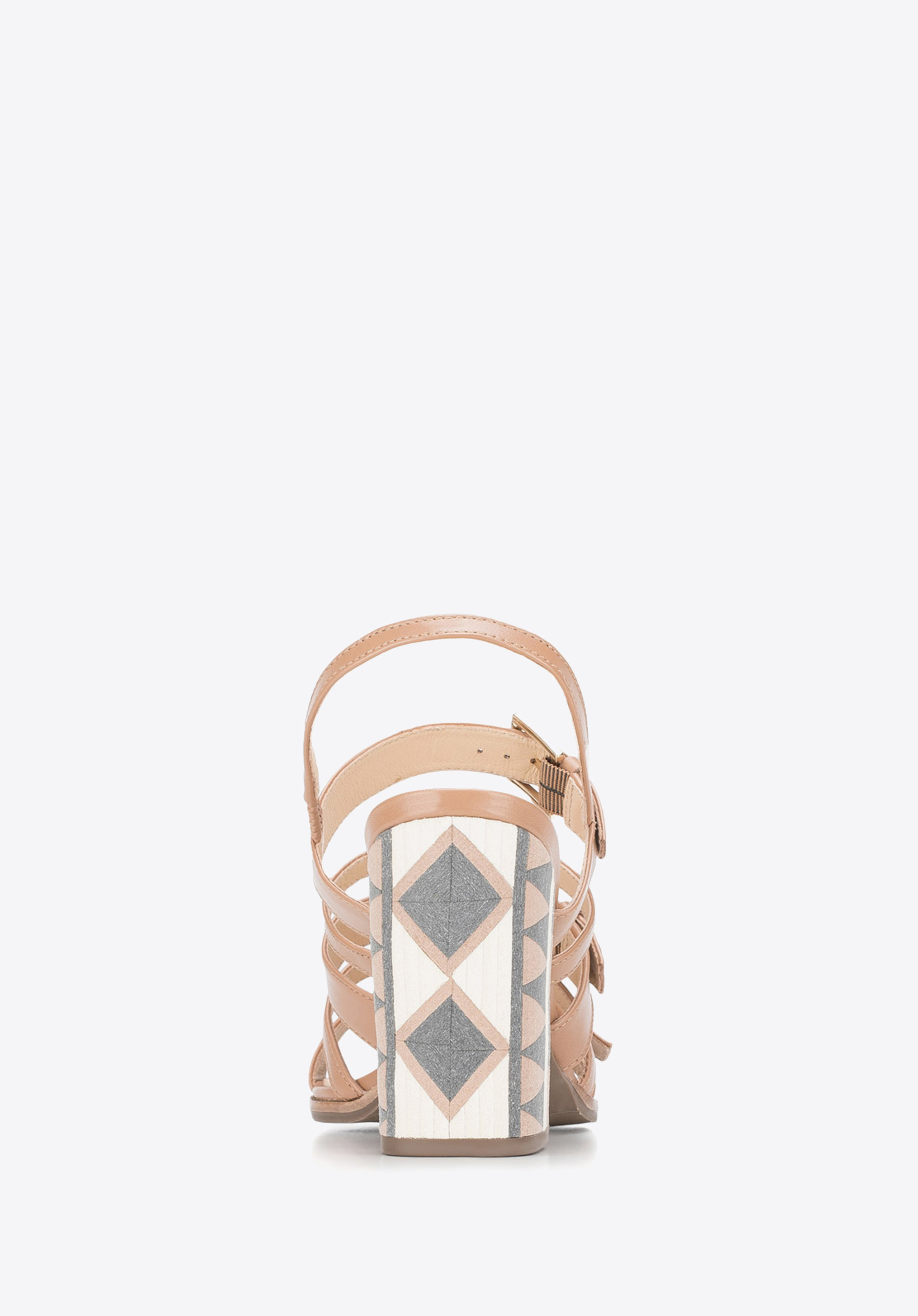 Rzymianki skórzane na etnicznym słupku