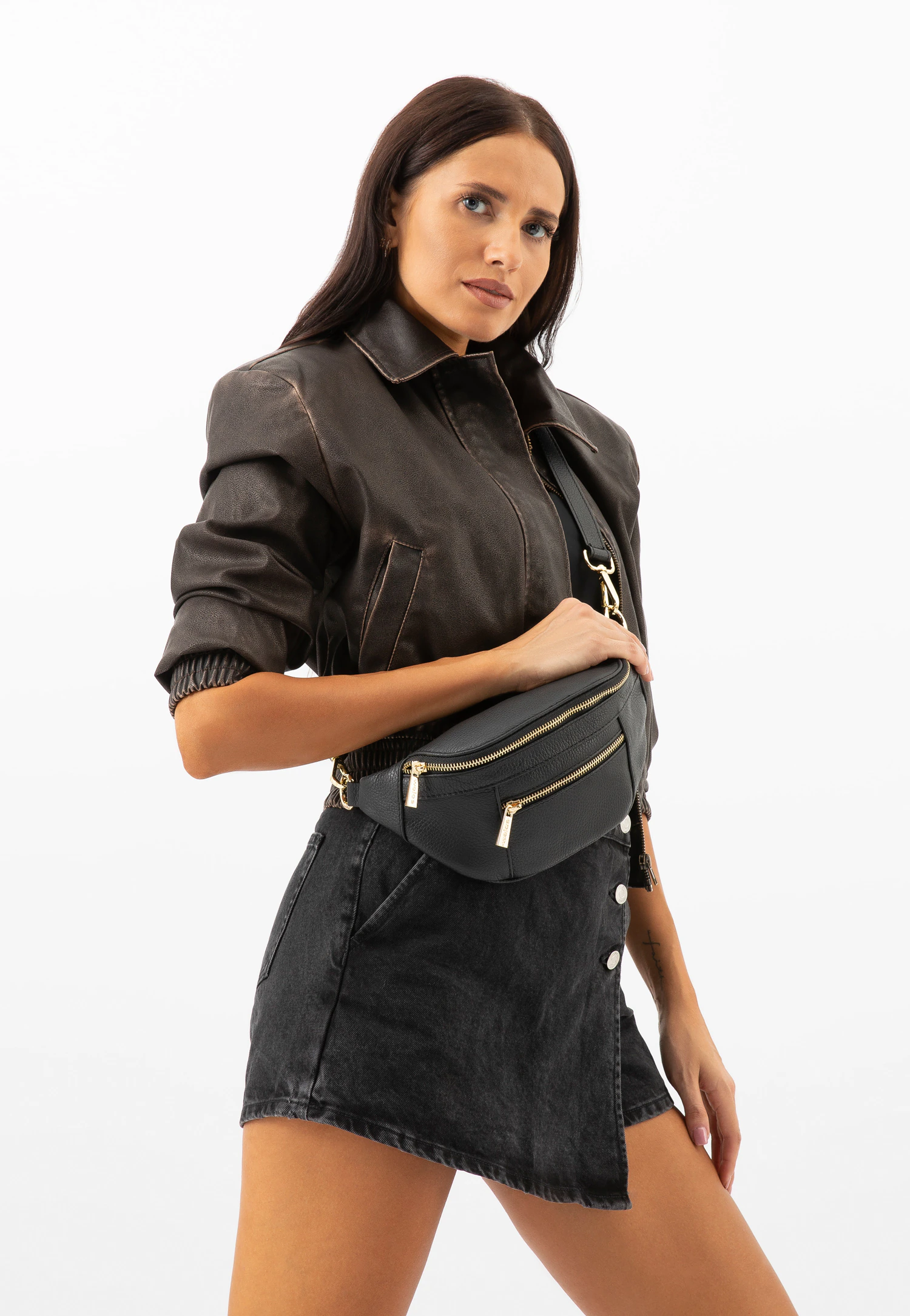 Czarna skórzana nerka damska ze złotymi zamkami