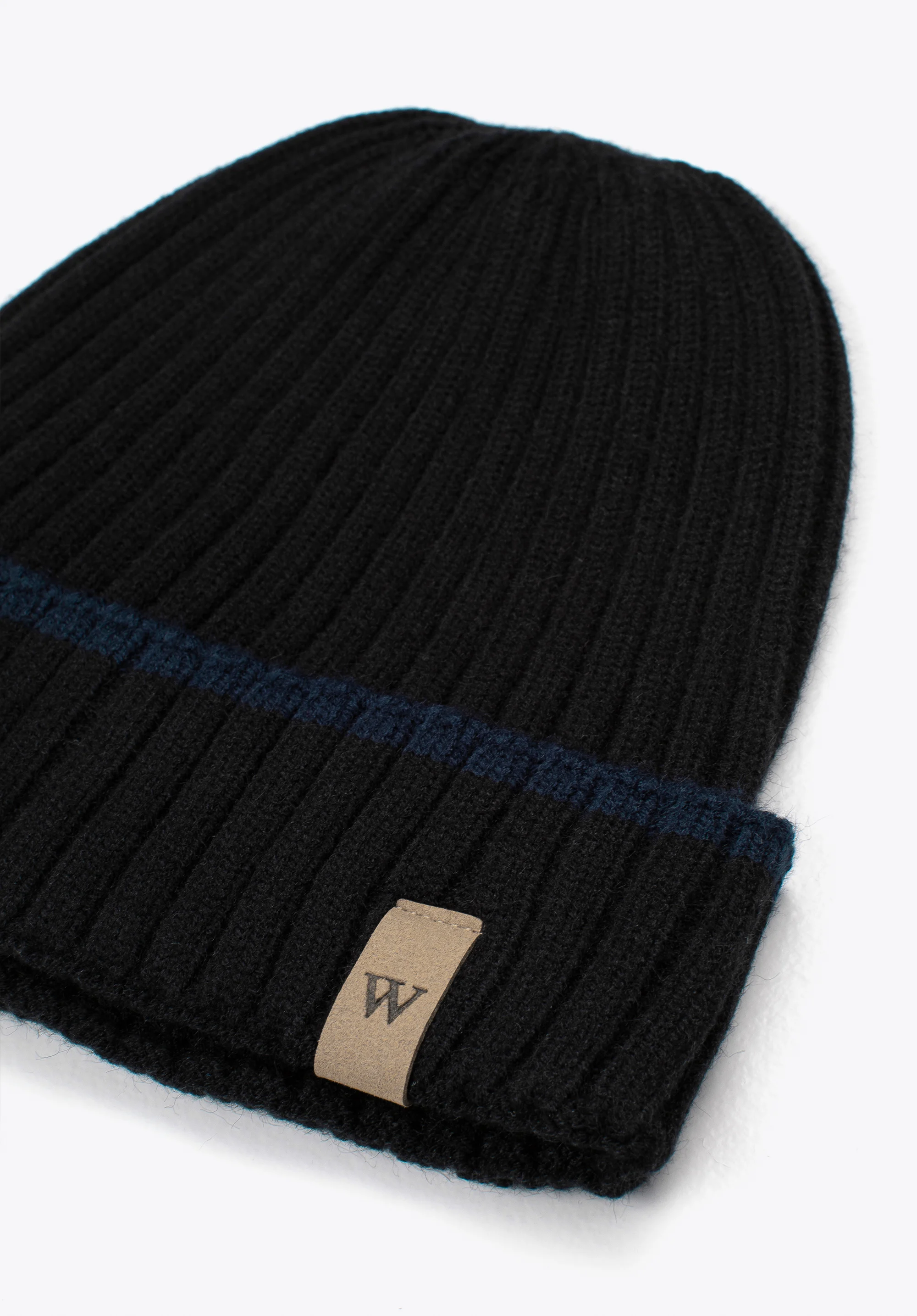 Męska czapka z kolorowym paskiem prosta