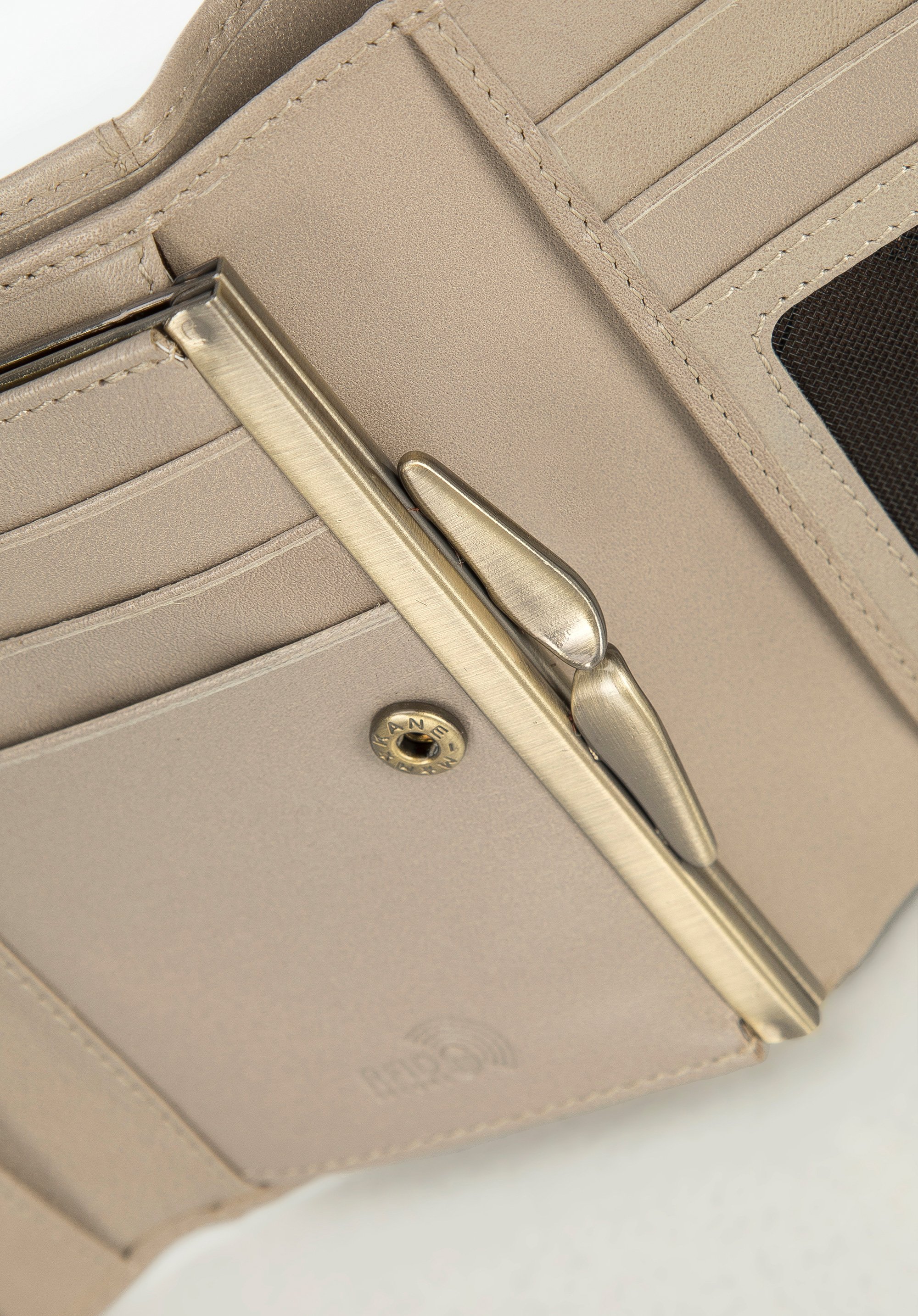 Damski portfel z gładkiej skóry na zatrzask średni