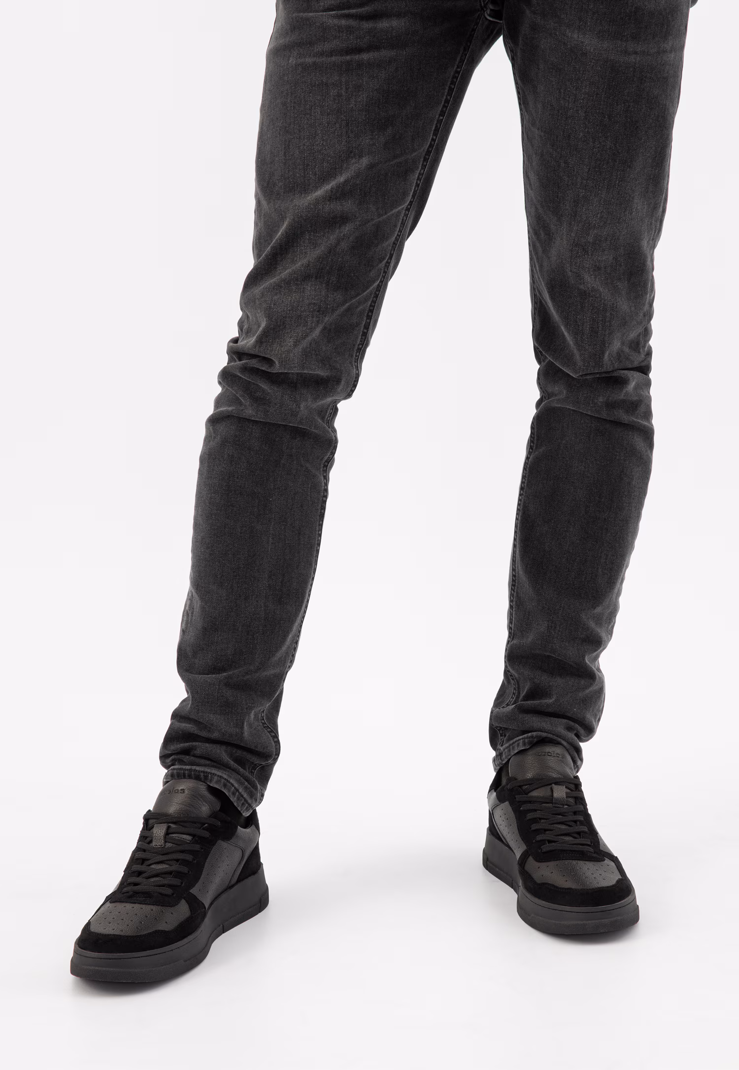 Czarne trampki męskie z łączonych skór