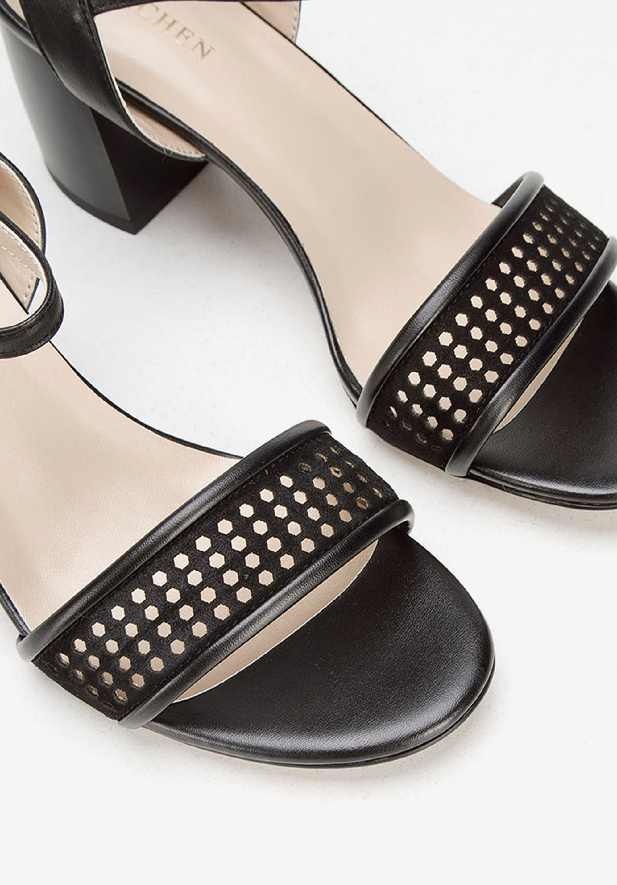 Damskie sandały zamszowe na słupku ażurowe