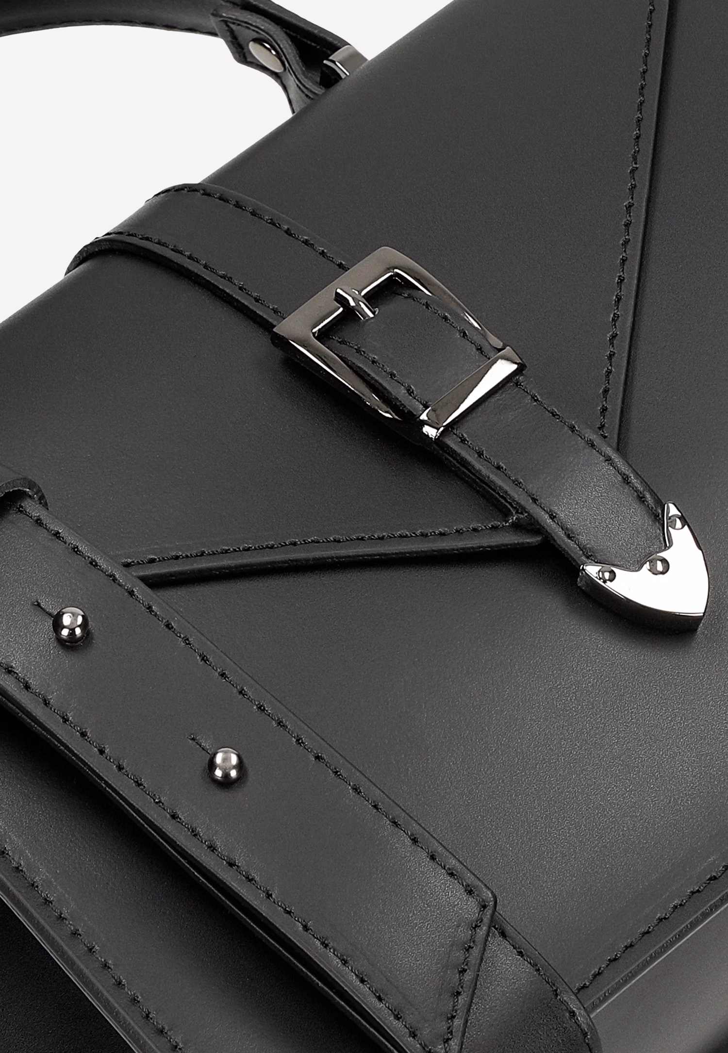 Czarna skórzana torebka damska typu kuferek