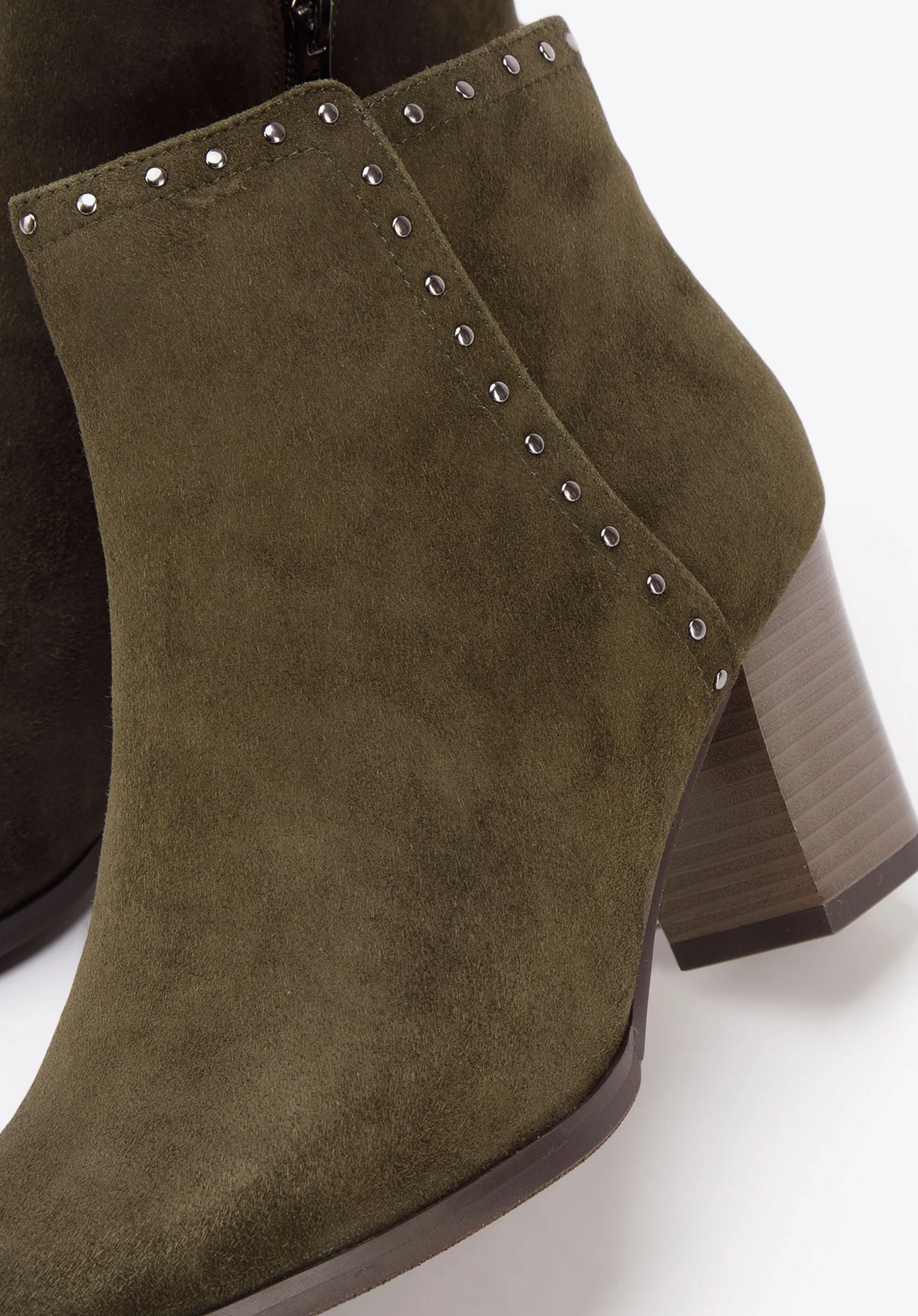 Botki zamszowe na słupku z nitami