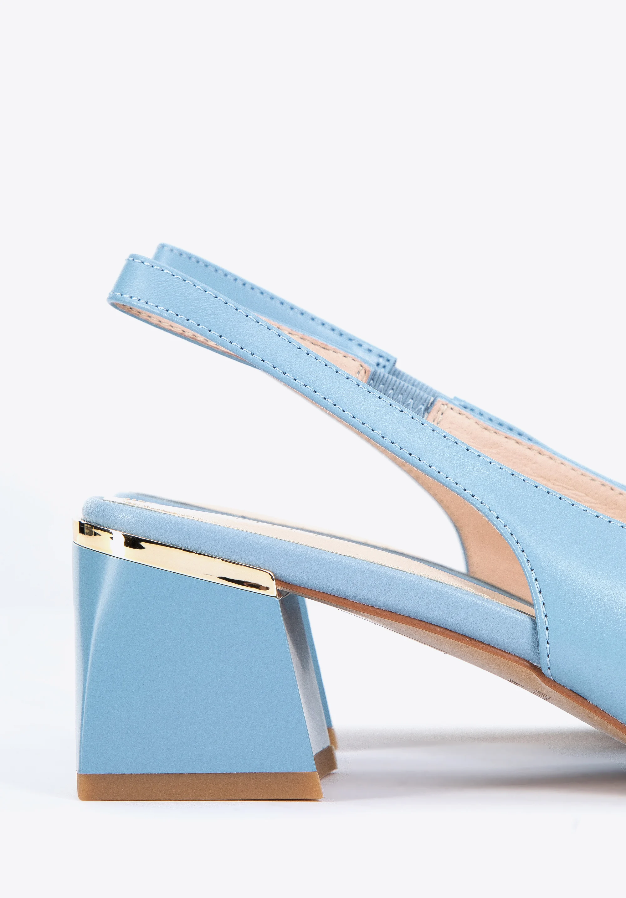 Czółenka ze skóry z klamerką