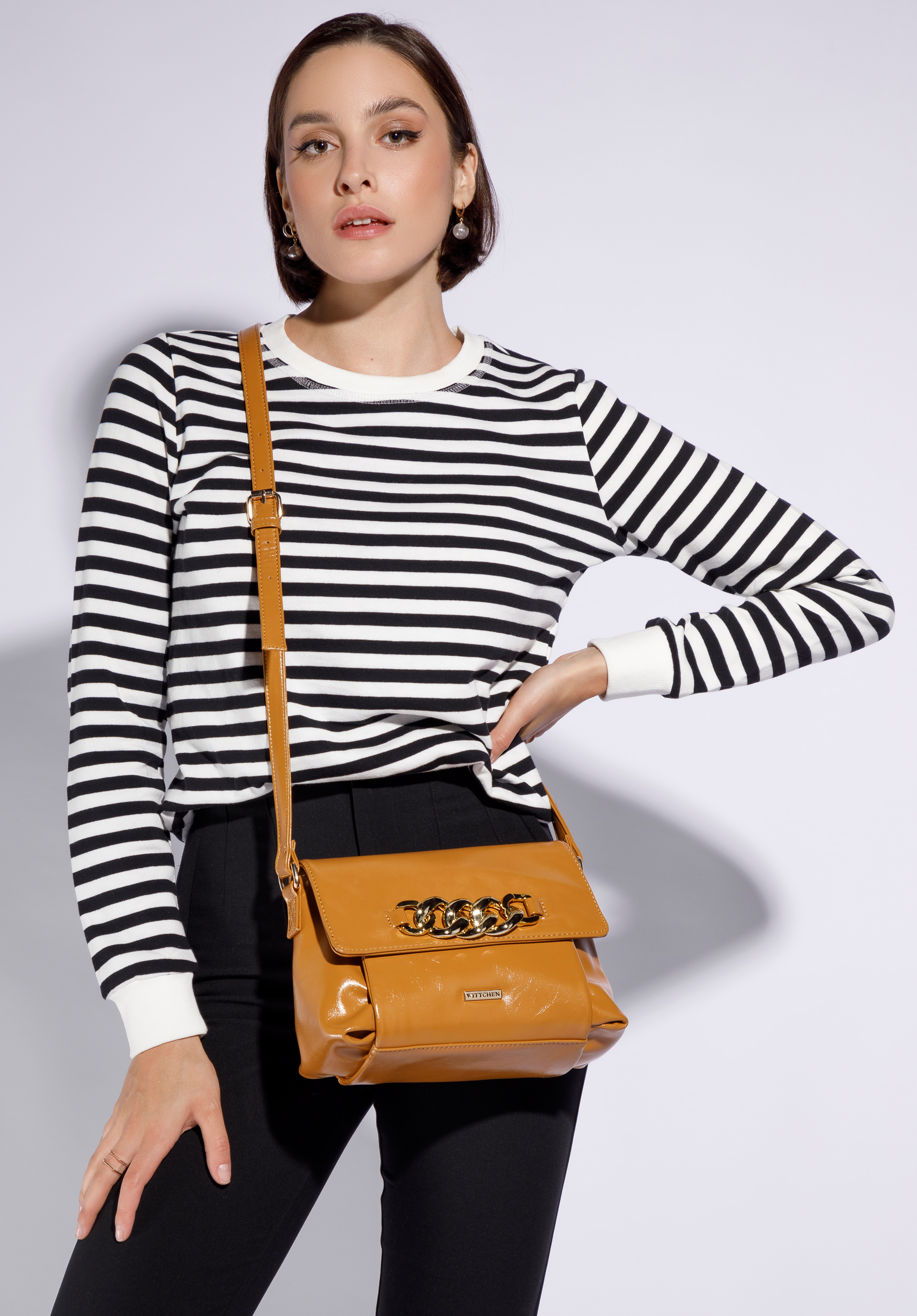 Damska listonoszka z lakierowanej ekoskóry z łańcuchem na klapie