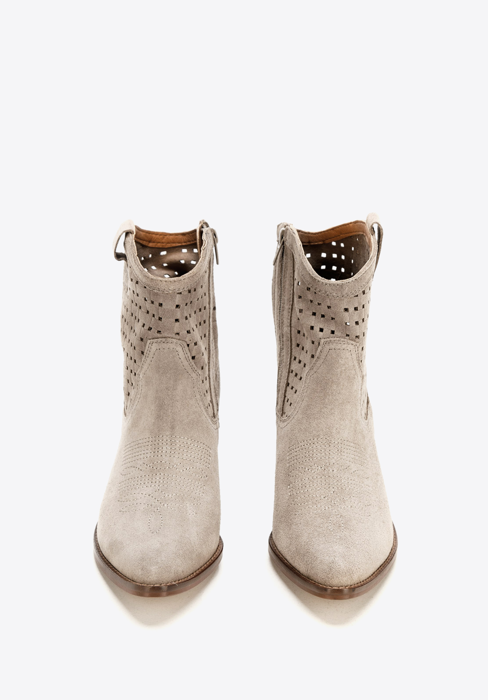 Kowbojki z ażurowego zamszu z haftem