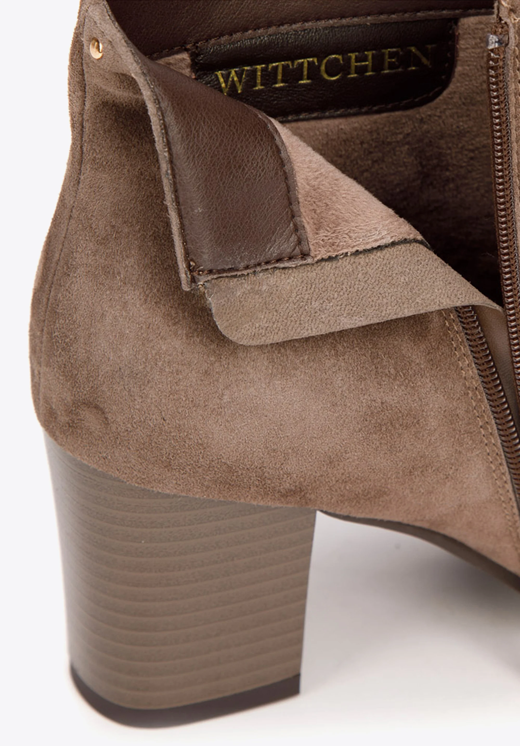 Botki zamszowe na słupku z nitami