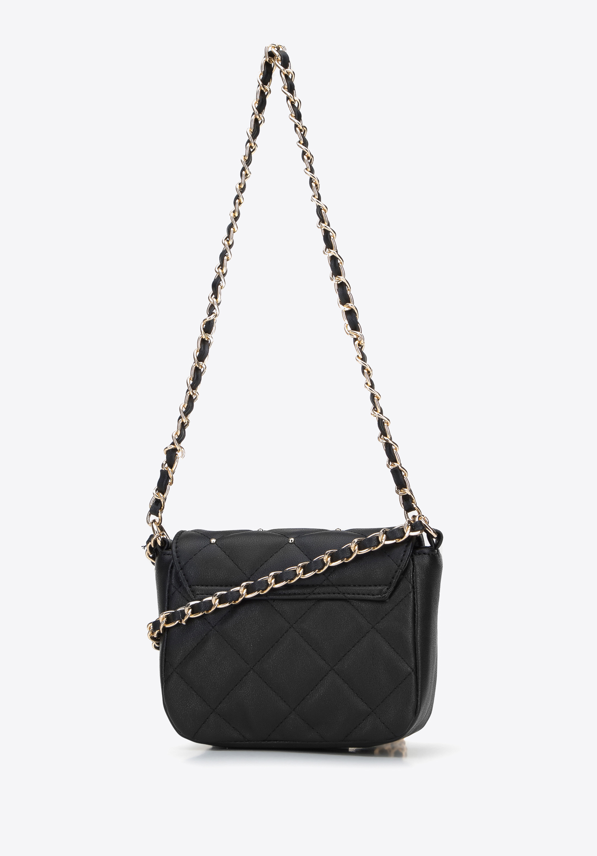 Minitorebka z pikowanej ekoskóry z nitami na łańcuszku