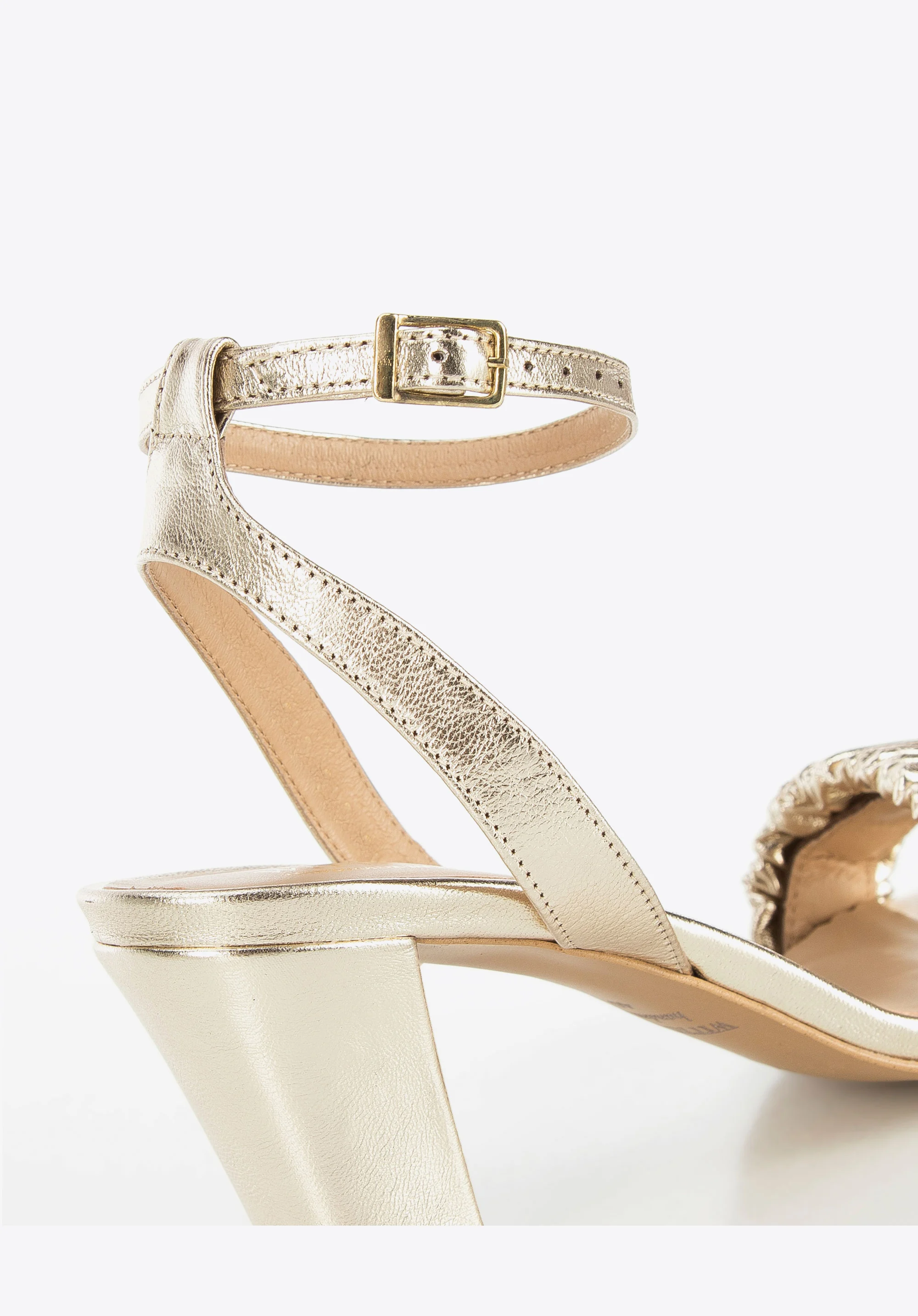 Damskie sandały z marszczonej skóry na słupku