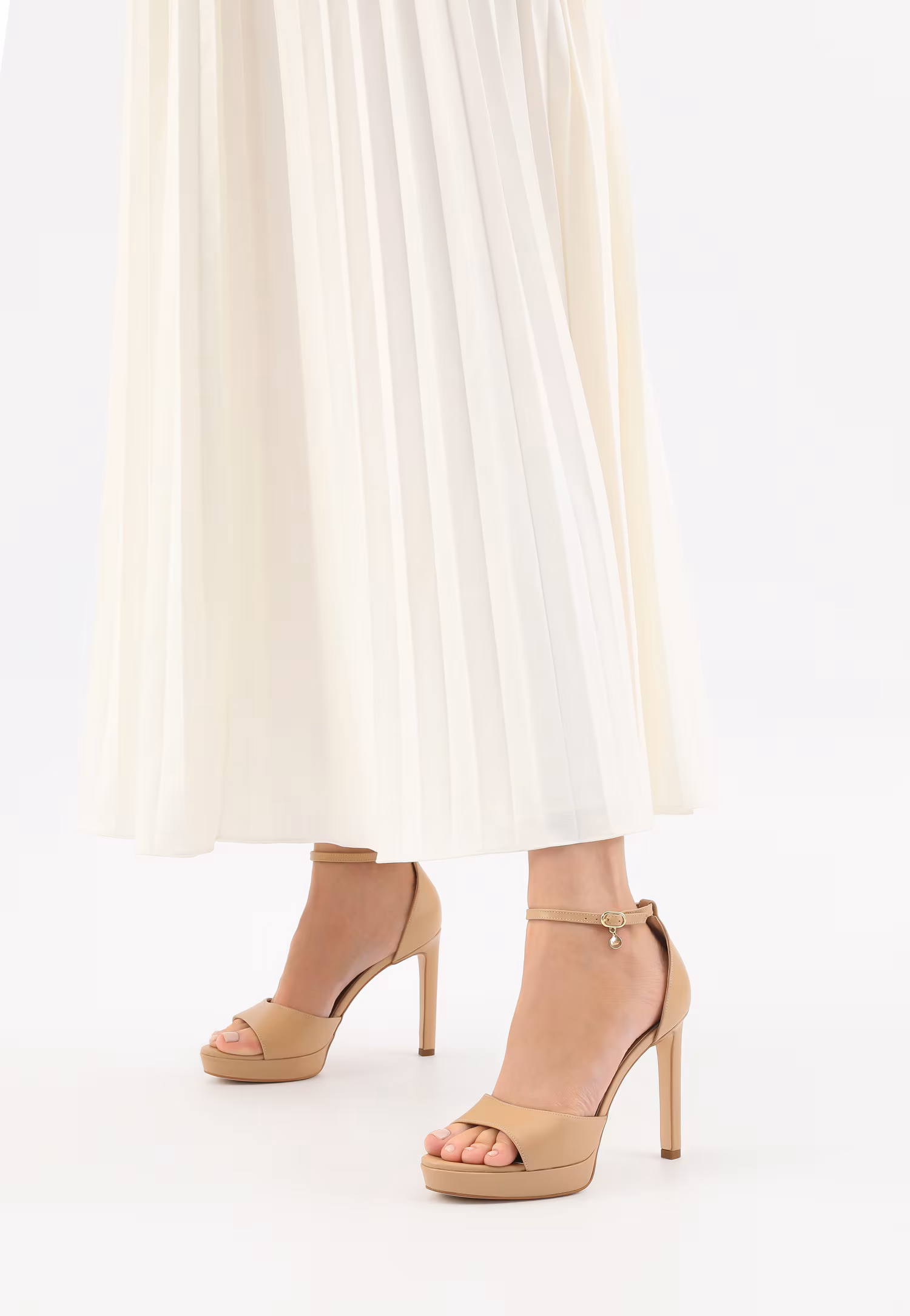 Wysokie beżowe sandały na szpilce