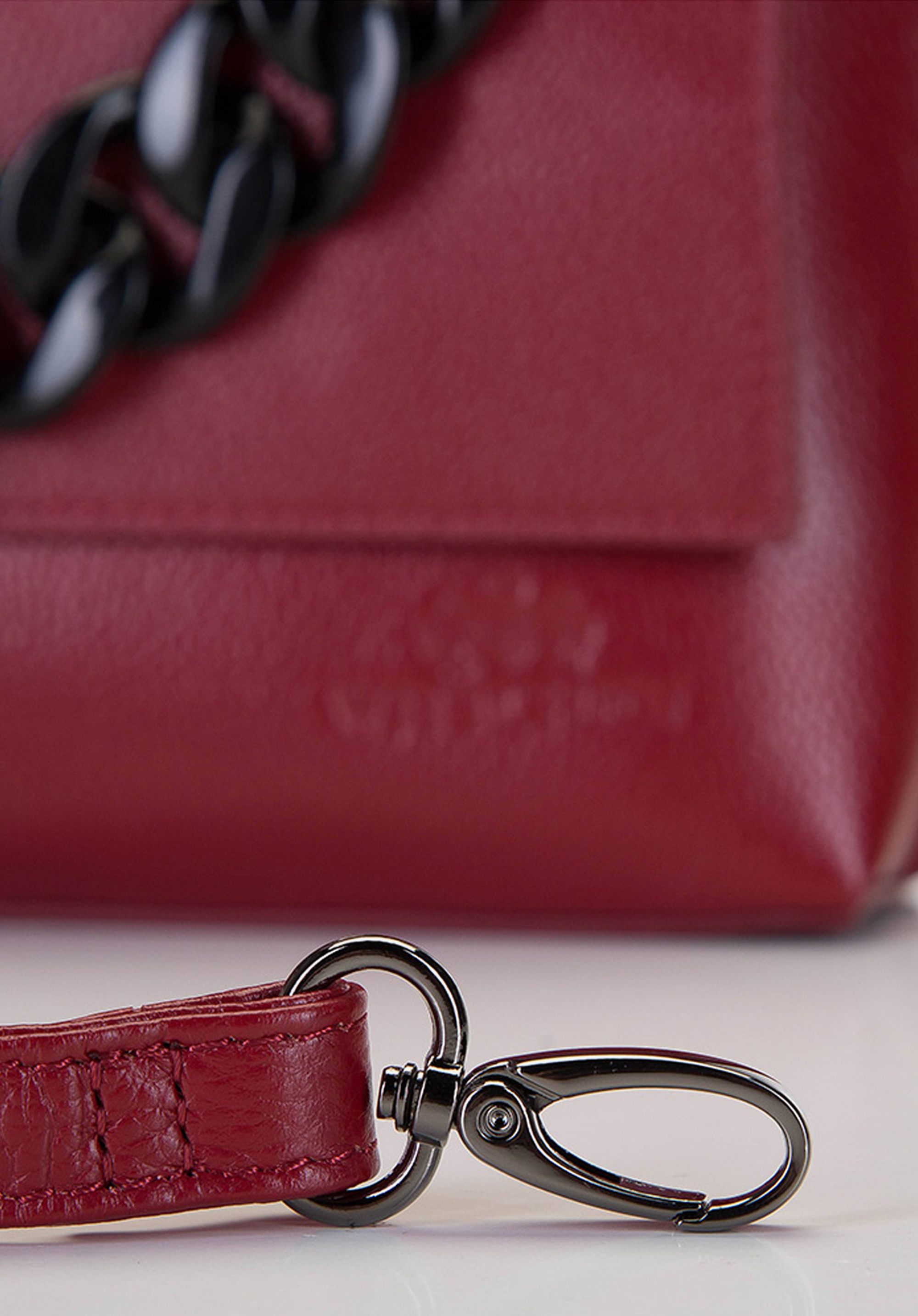 Damska listonoszka skórzana z grubym łańcuchem