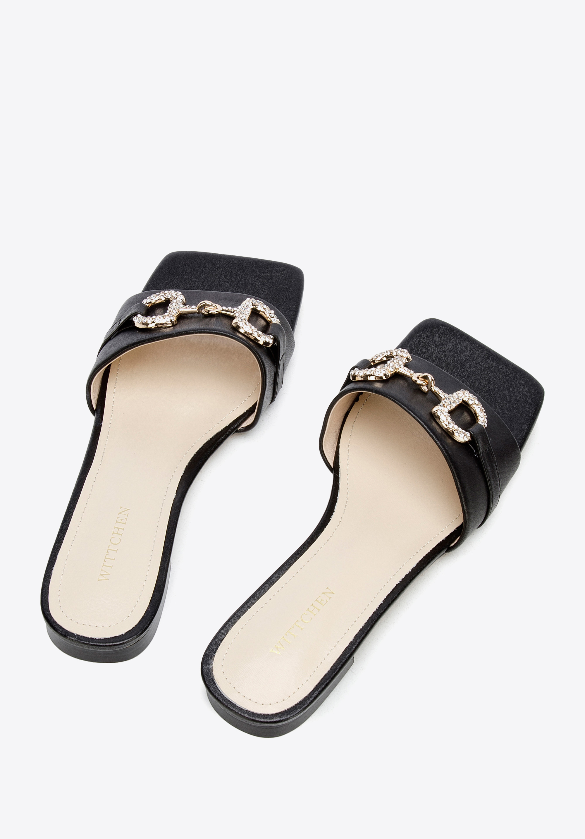 Damskie klapki skórzane z połyskującą klamrą