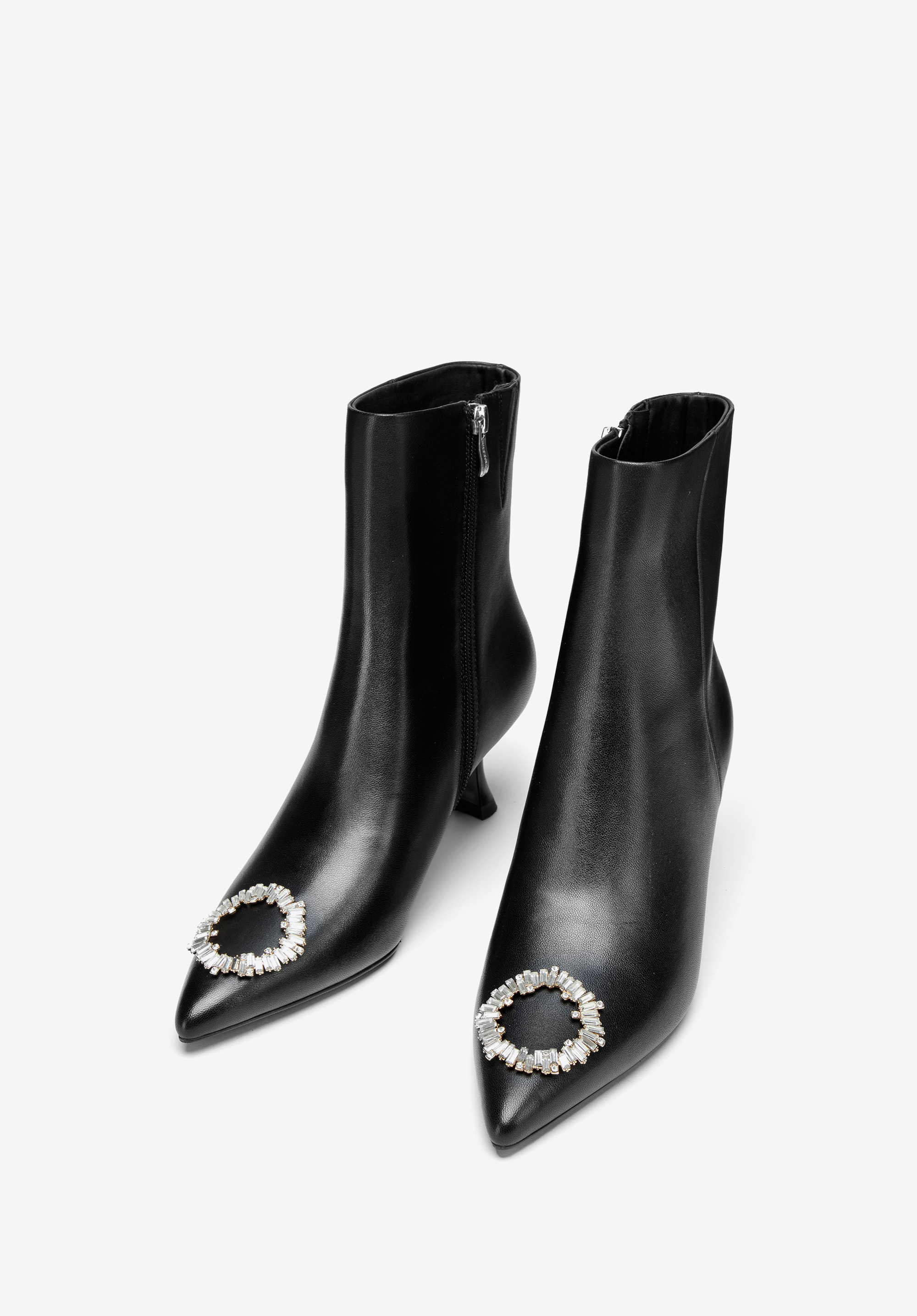 Botki skórzane z okrągłą klamrą na szpilce