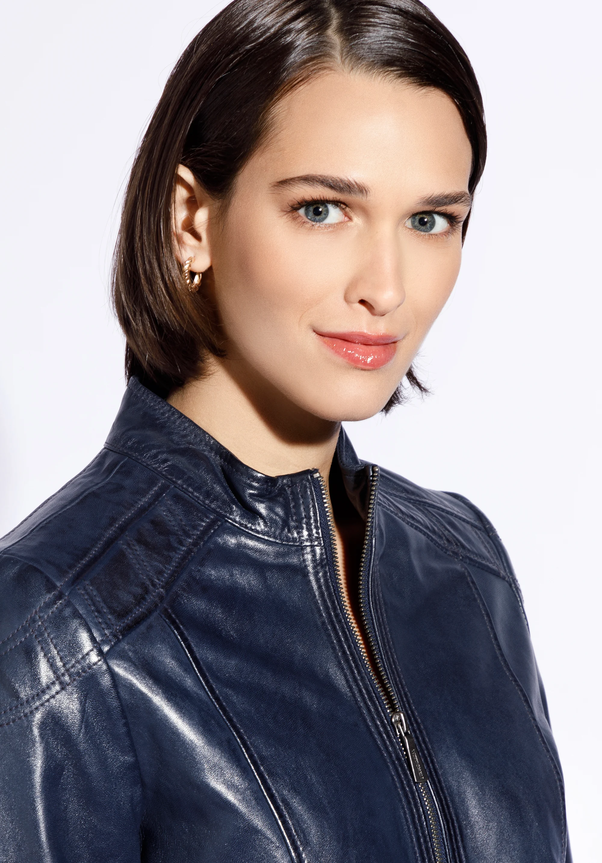 Damska kurtka ze skóry z przeszyciami na ramionach