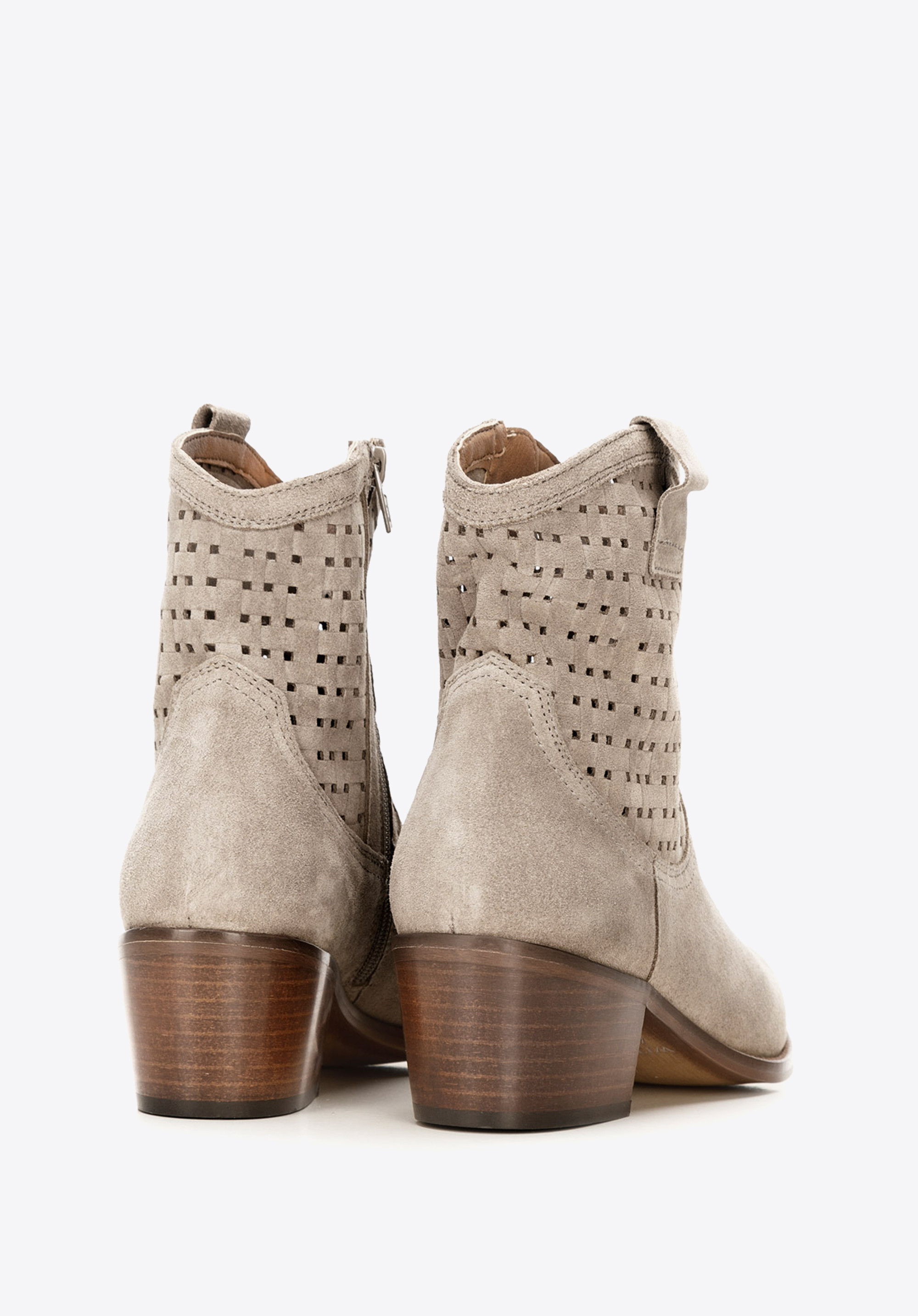 Kowbojki z ażurowego zamszu z haftem