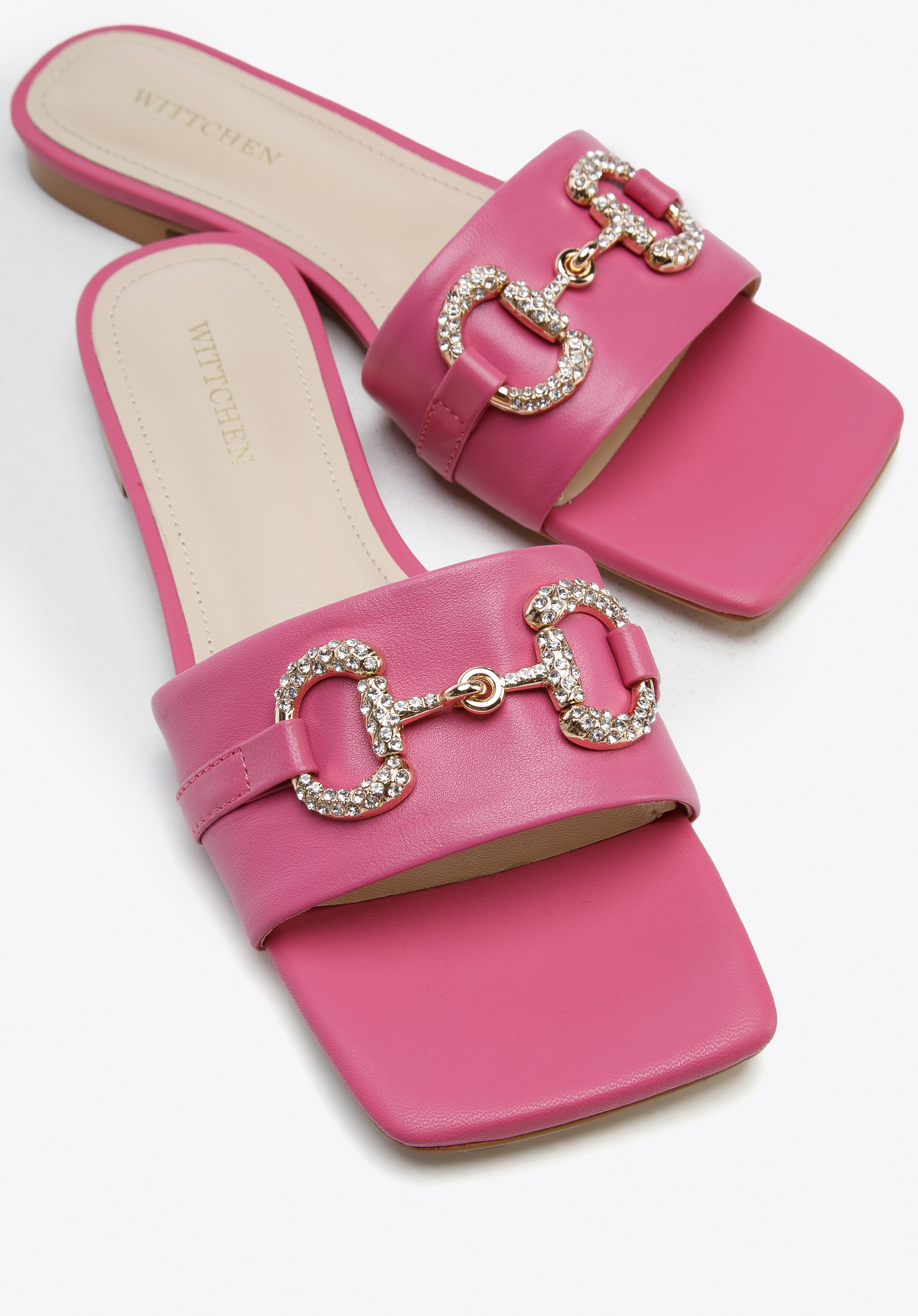 Damskie klapki skórzane z połyskującą klamrą