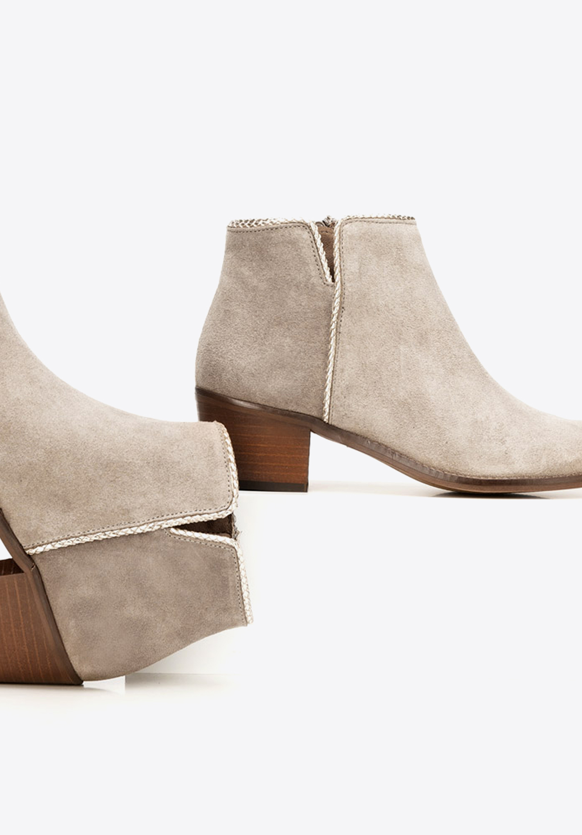 Kowbojki zamszowe z rzemieniem