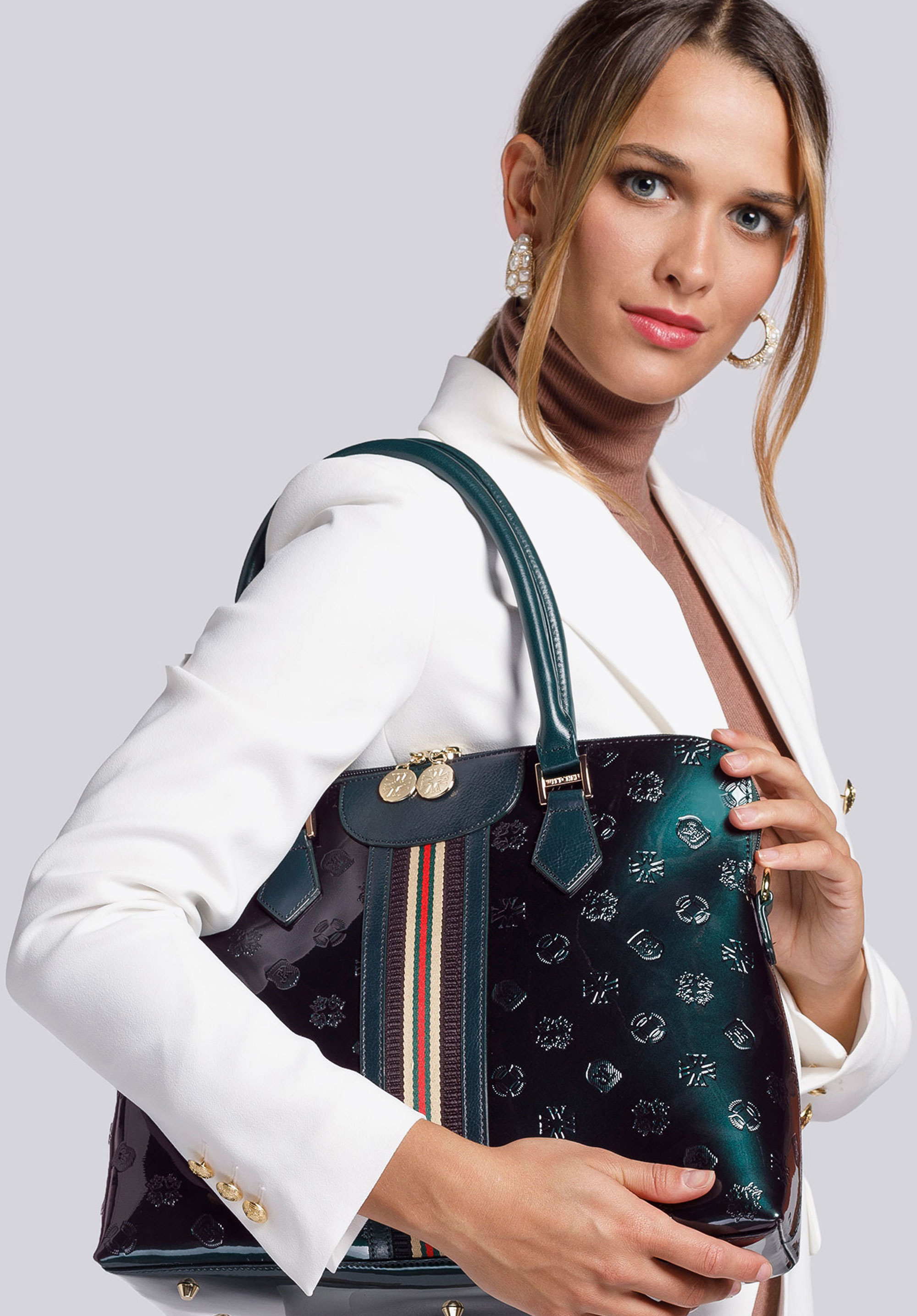 Kuferek lakierowany z tłoczeniami i tasiemką