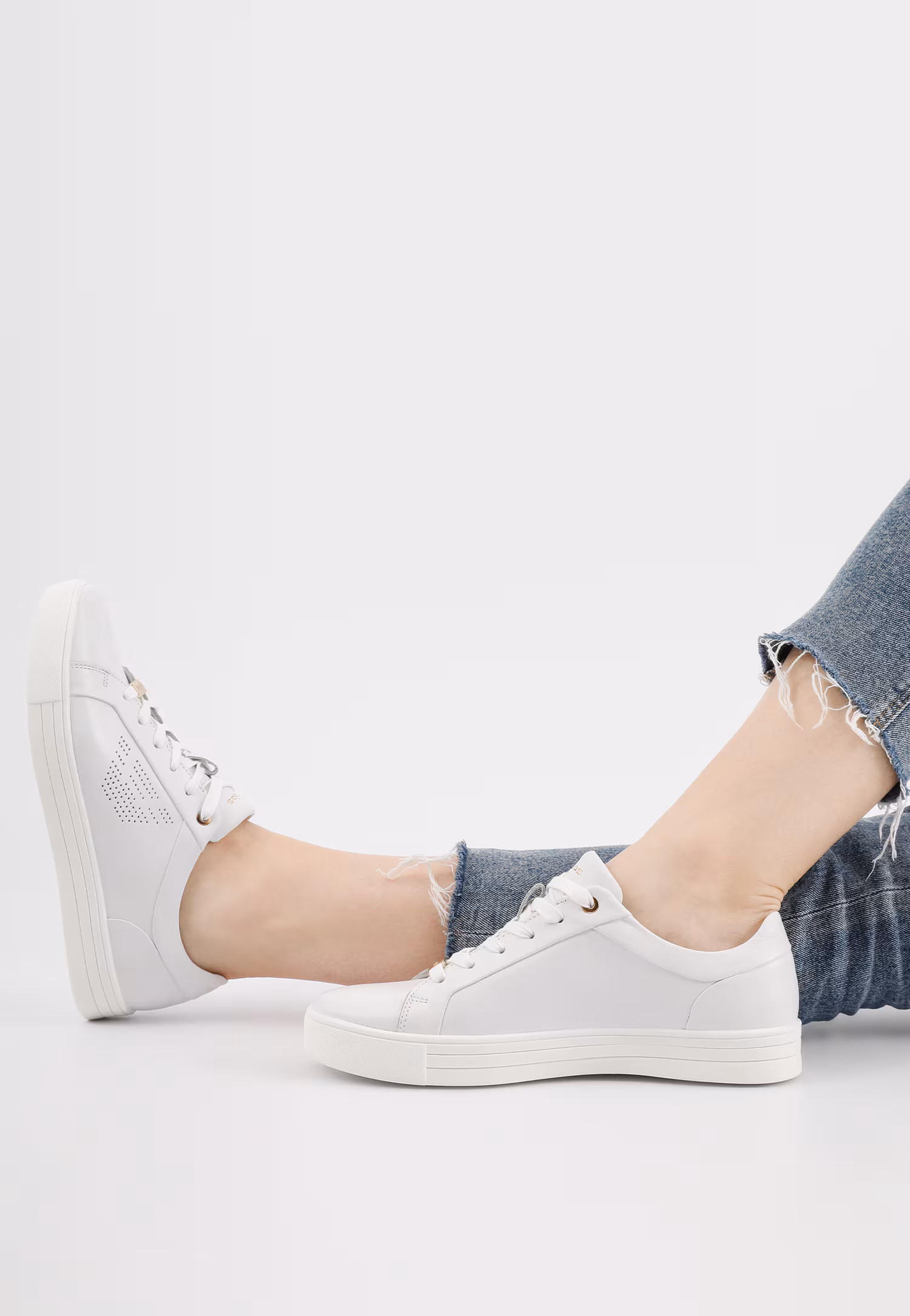 Białe półbuty damskie z dziurkowanym logo