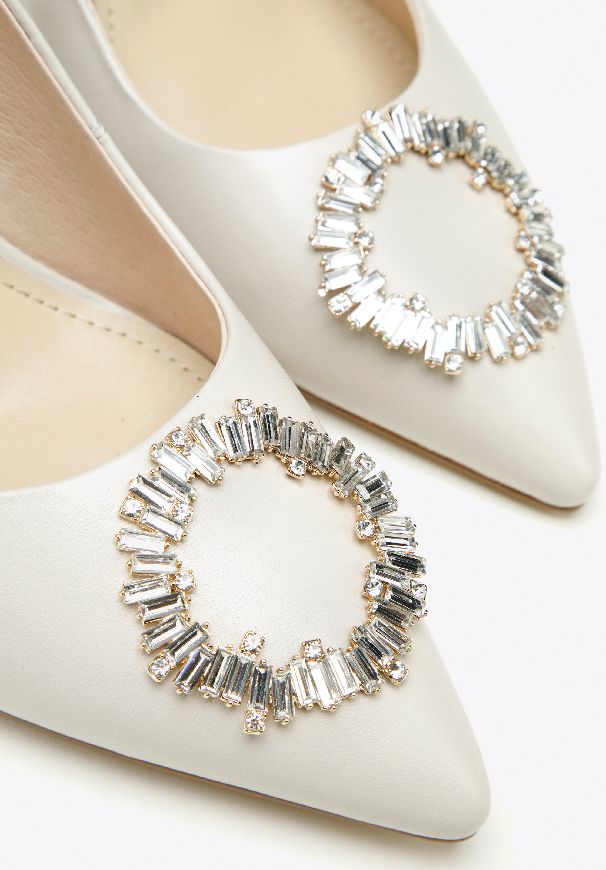 Szpilki skórzane z okrągłą błyszczącą klamrą