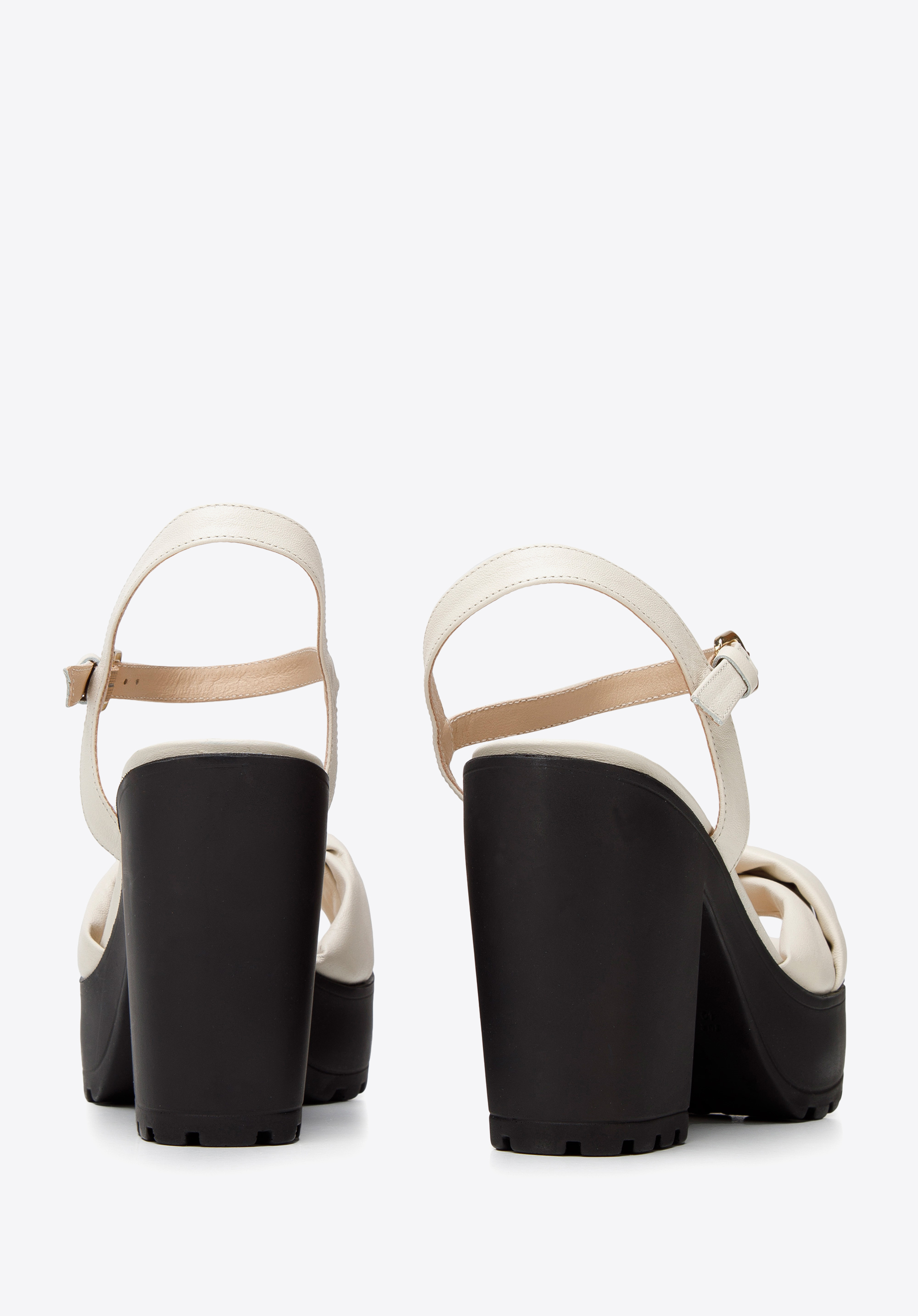 Sandały skórzane z miękkim paskiem na platformie