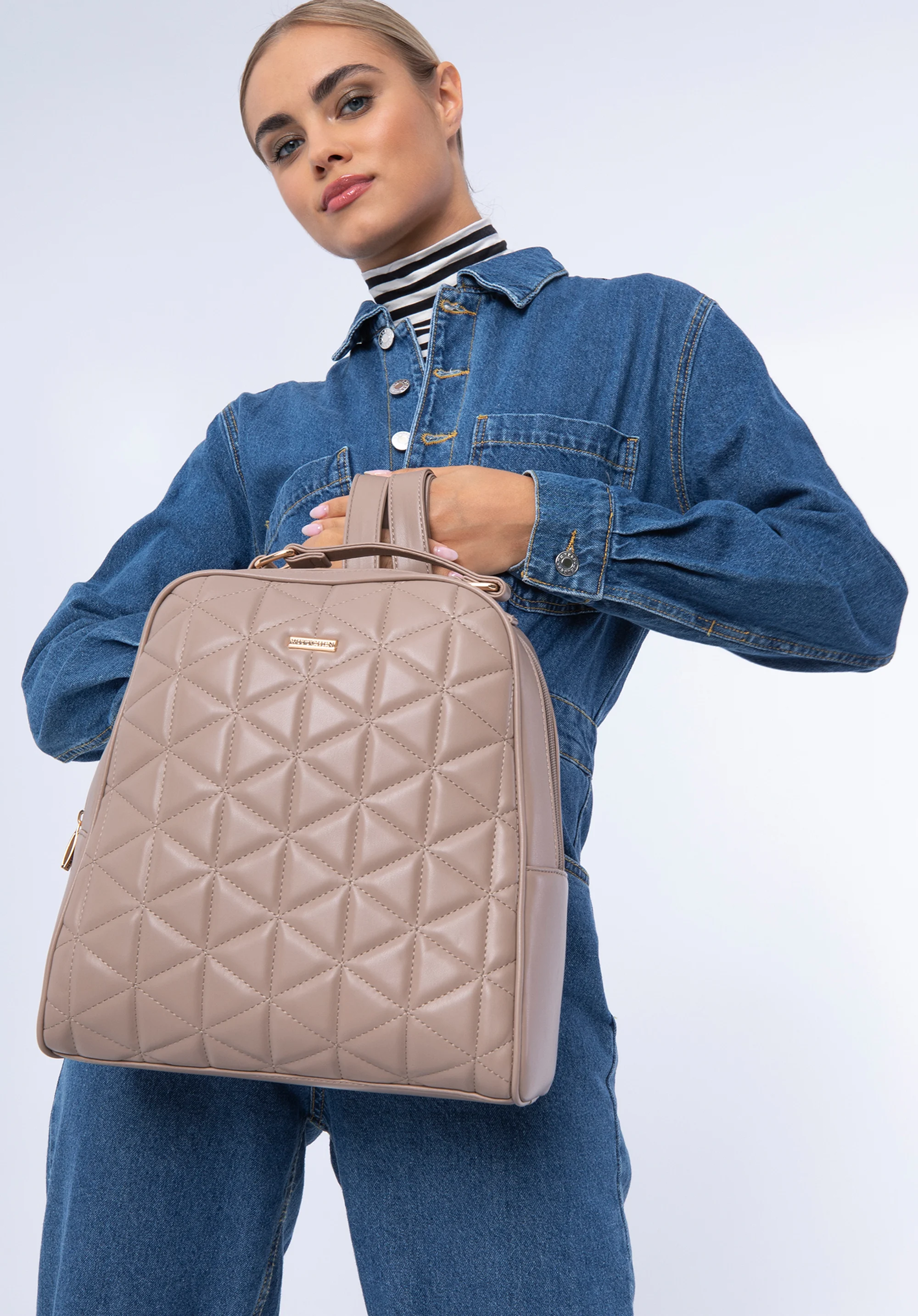 Damski plecak z przodem pikowanym w trójkąty