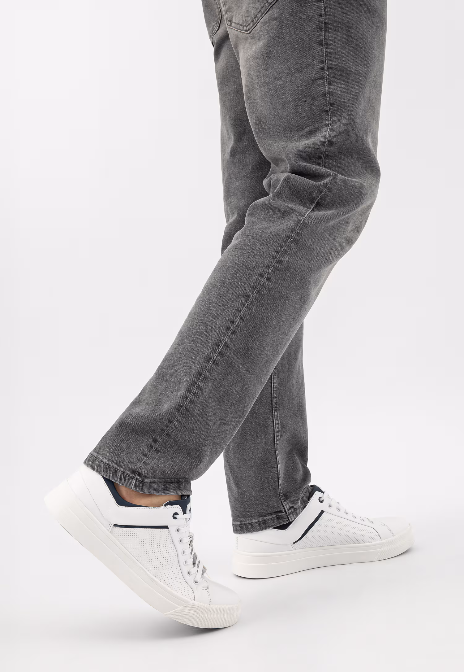 Białe trampki męskie z granatowymi wstawkami