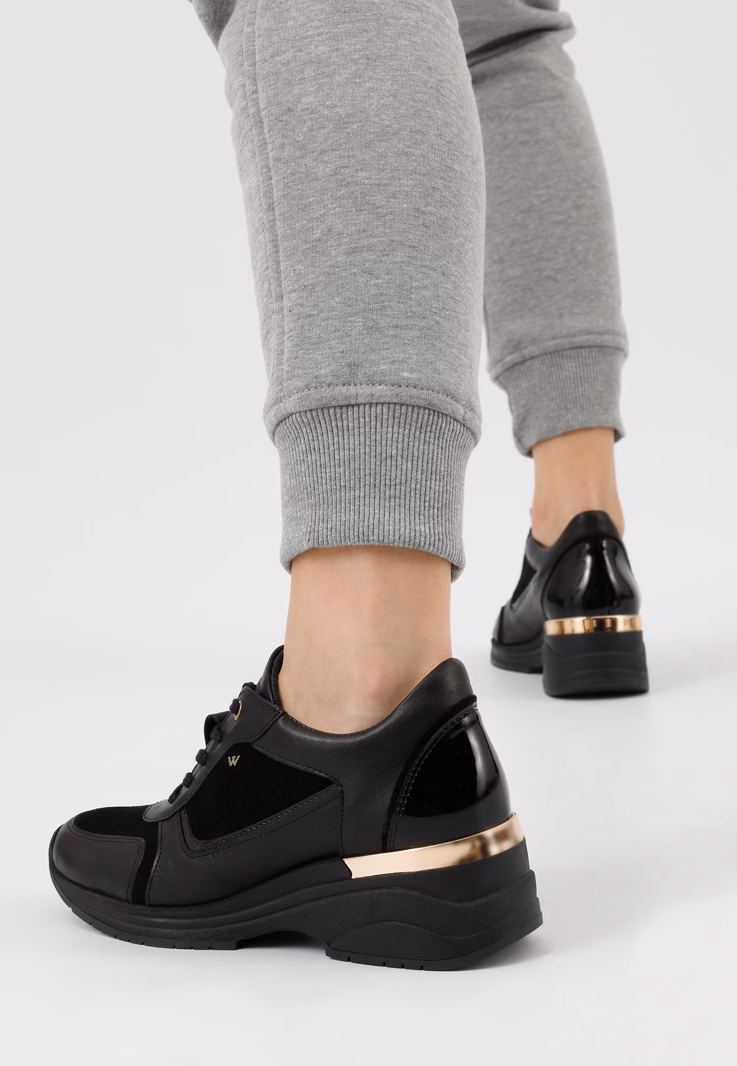 Białe sneakersy damskie na podwyższonej podeszwie