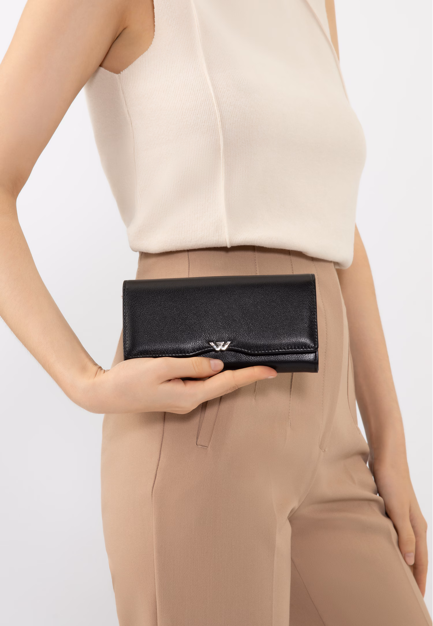 Duży czerwony portfel z lakierowanej skóry z lekko metalicznym połyskiem