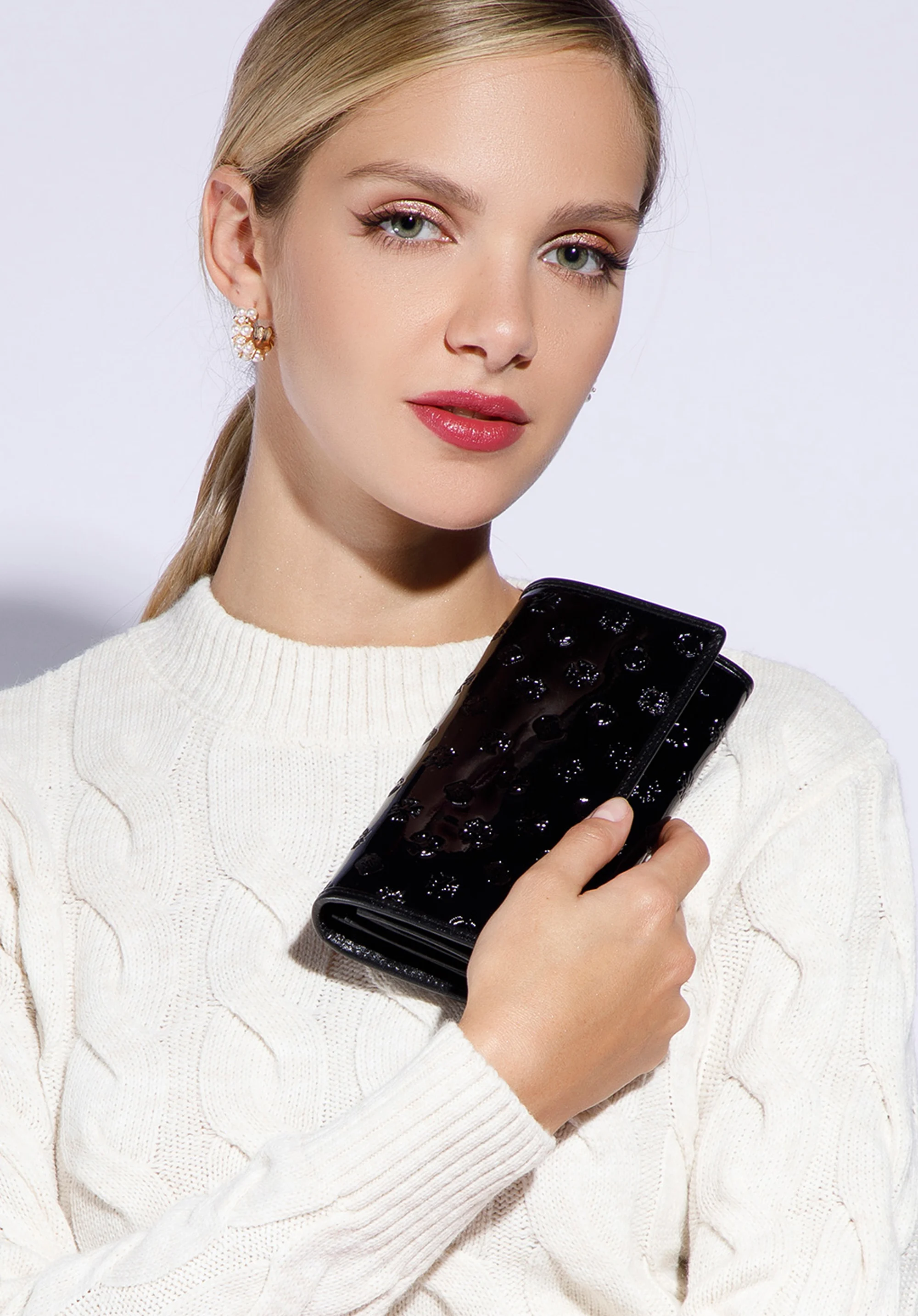 Damski portfel skórzany tłoczony w monogram