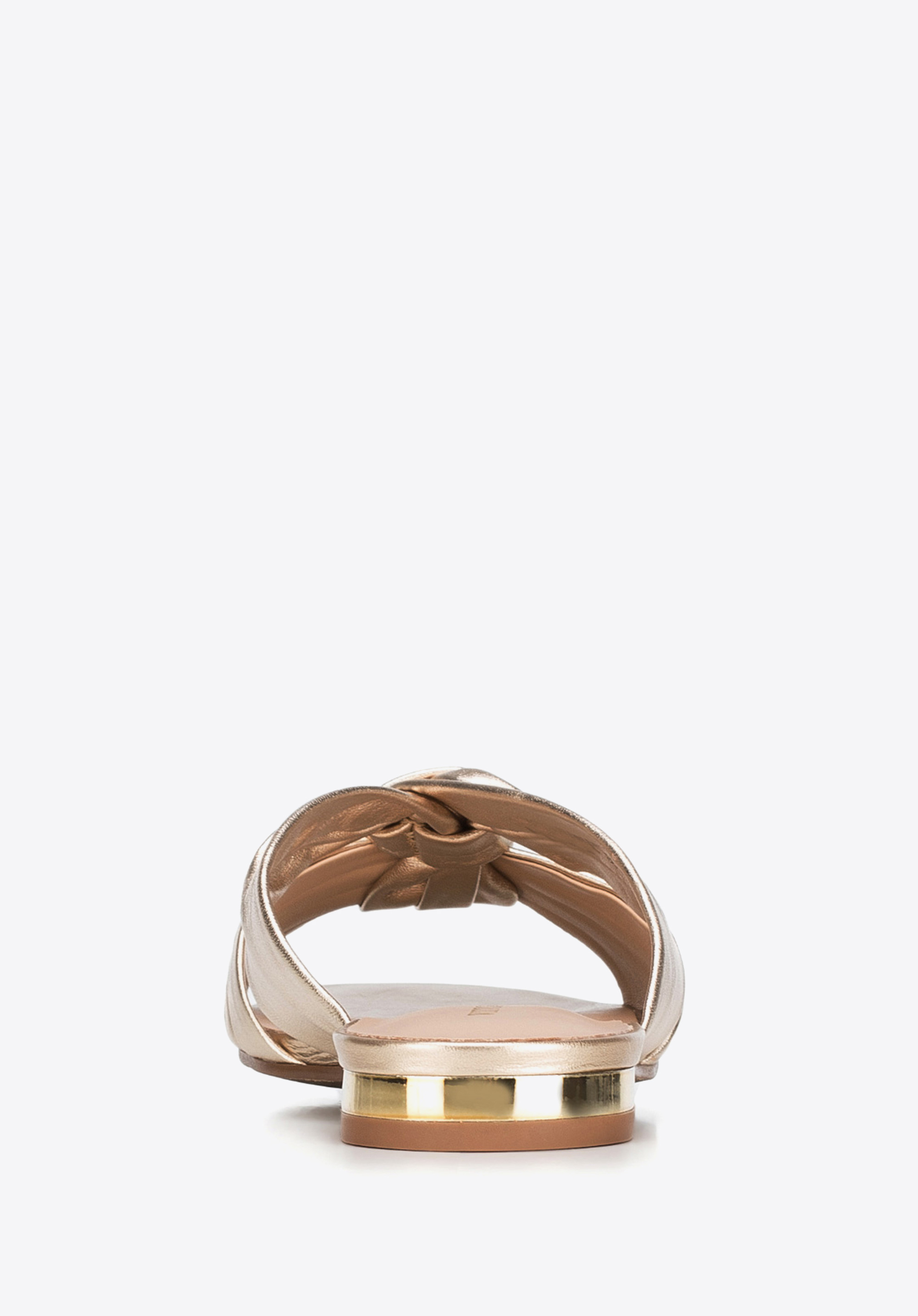 Damskie klapki z marszczonej skóry