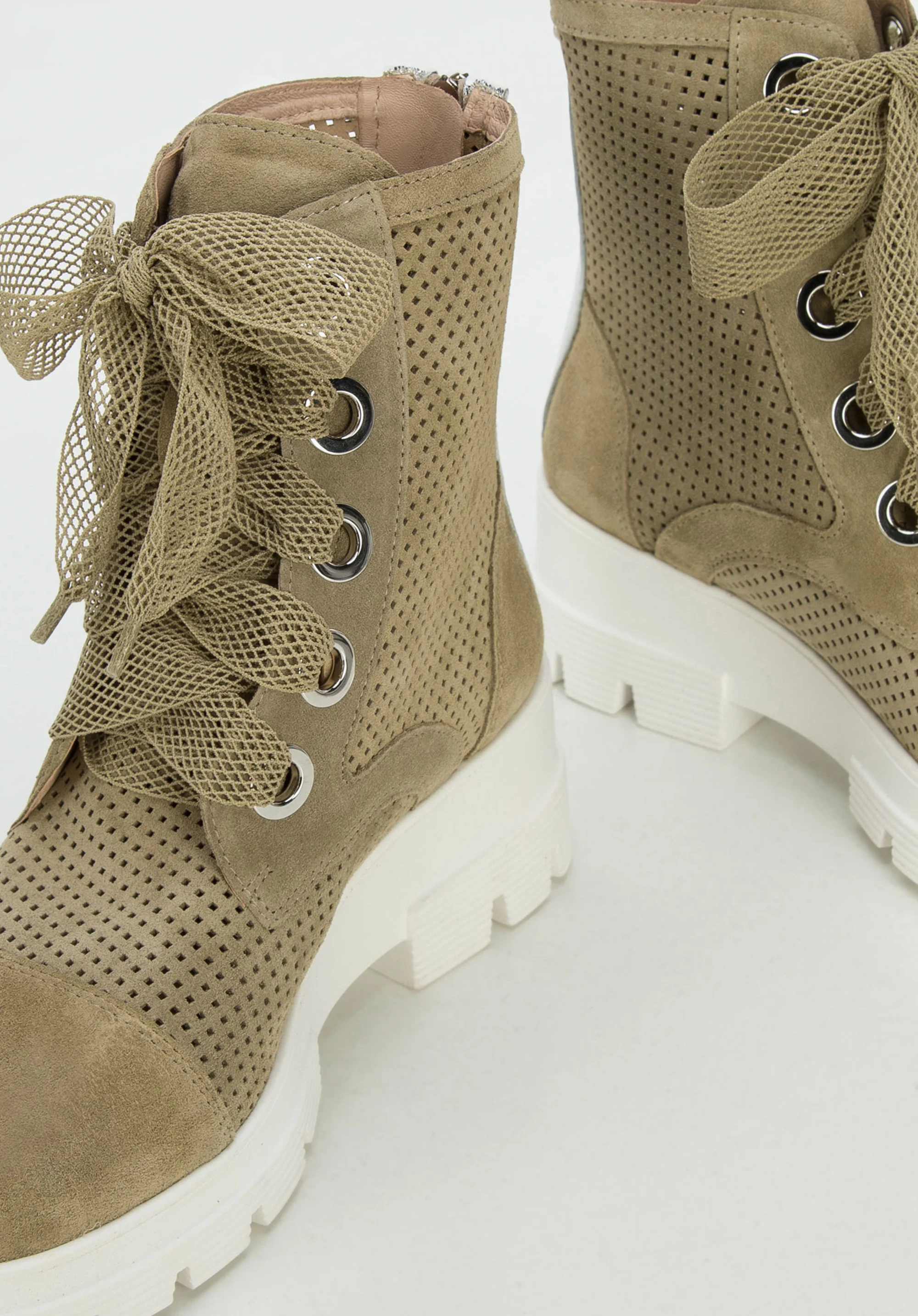 Damskie trapery z ażurowego zamszu