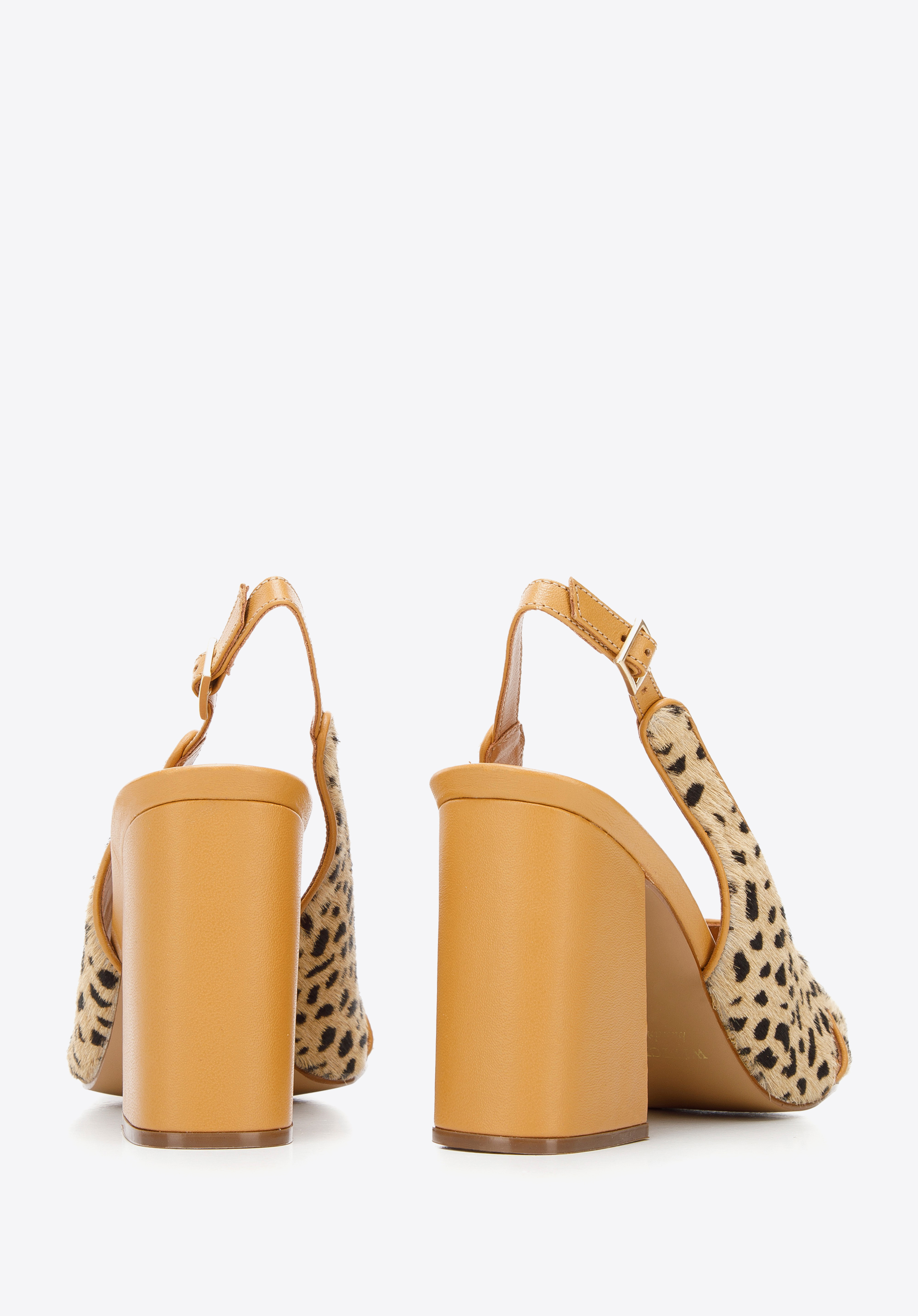 Sandały skórzane z paskami na krzyż