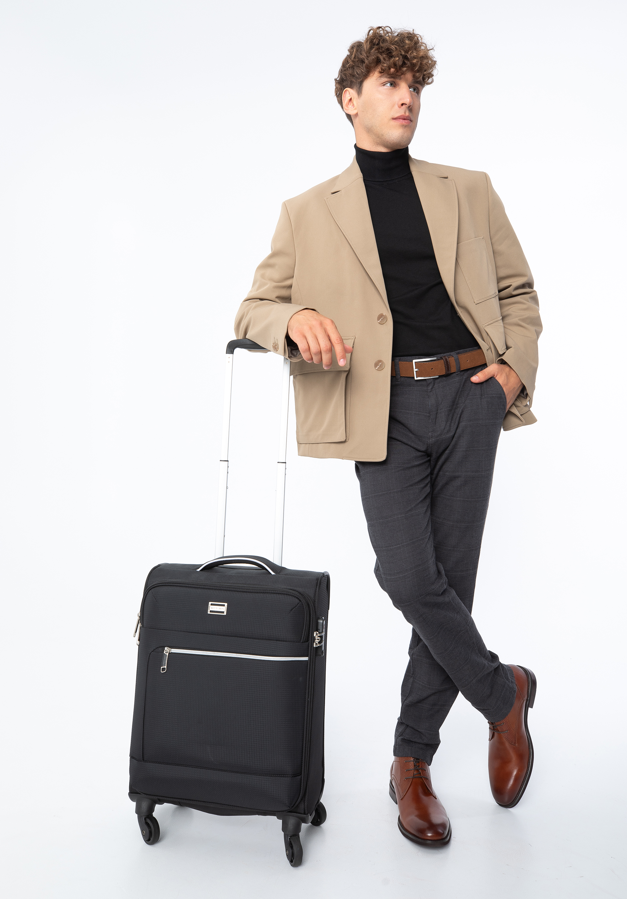 Średnia walizka miękka z błyszczącym suwakiem z przodu