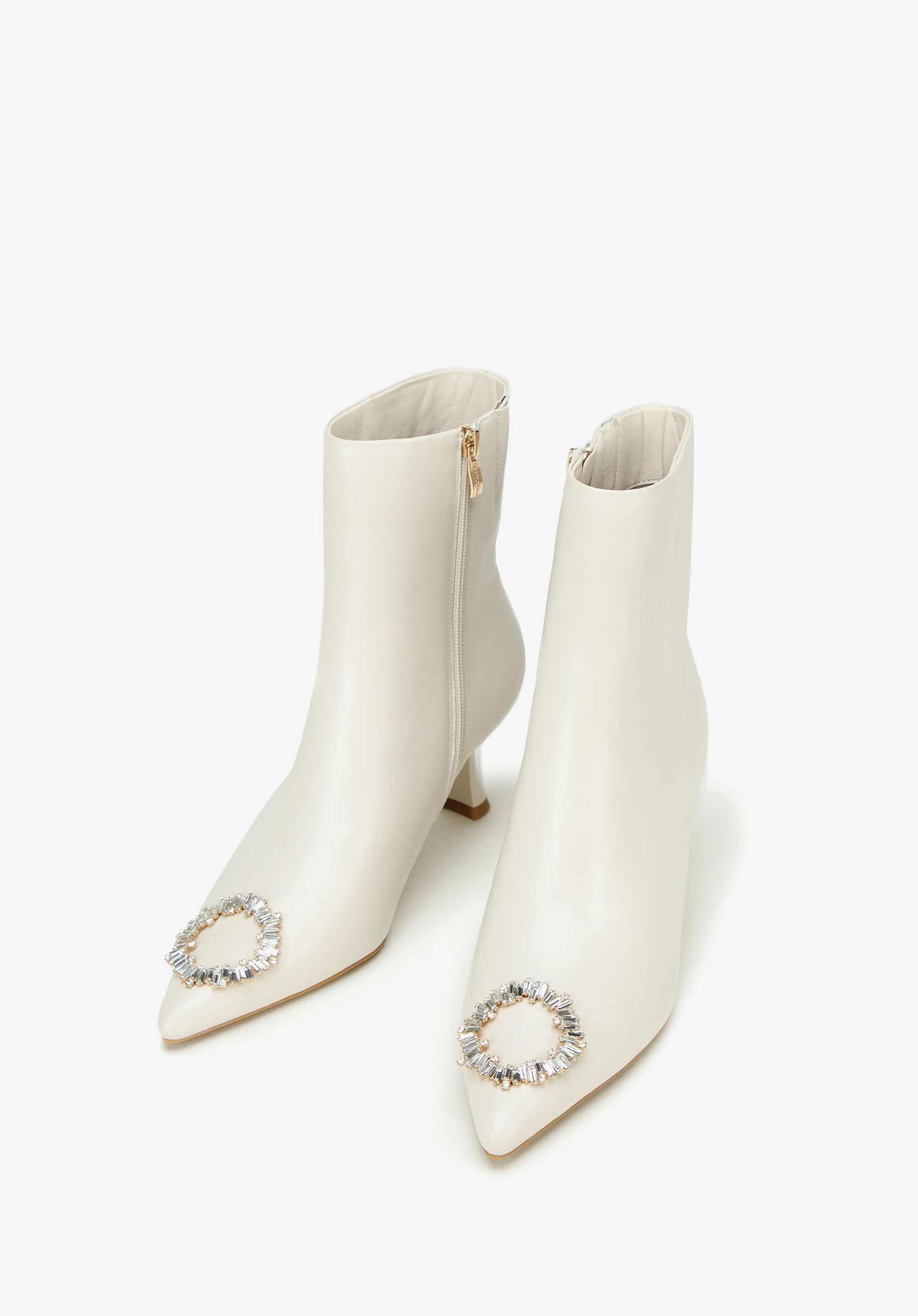 Botki skórzane z okrągłą klamrą na szpilce