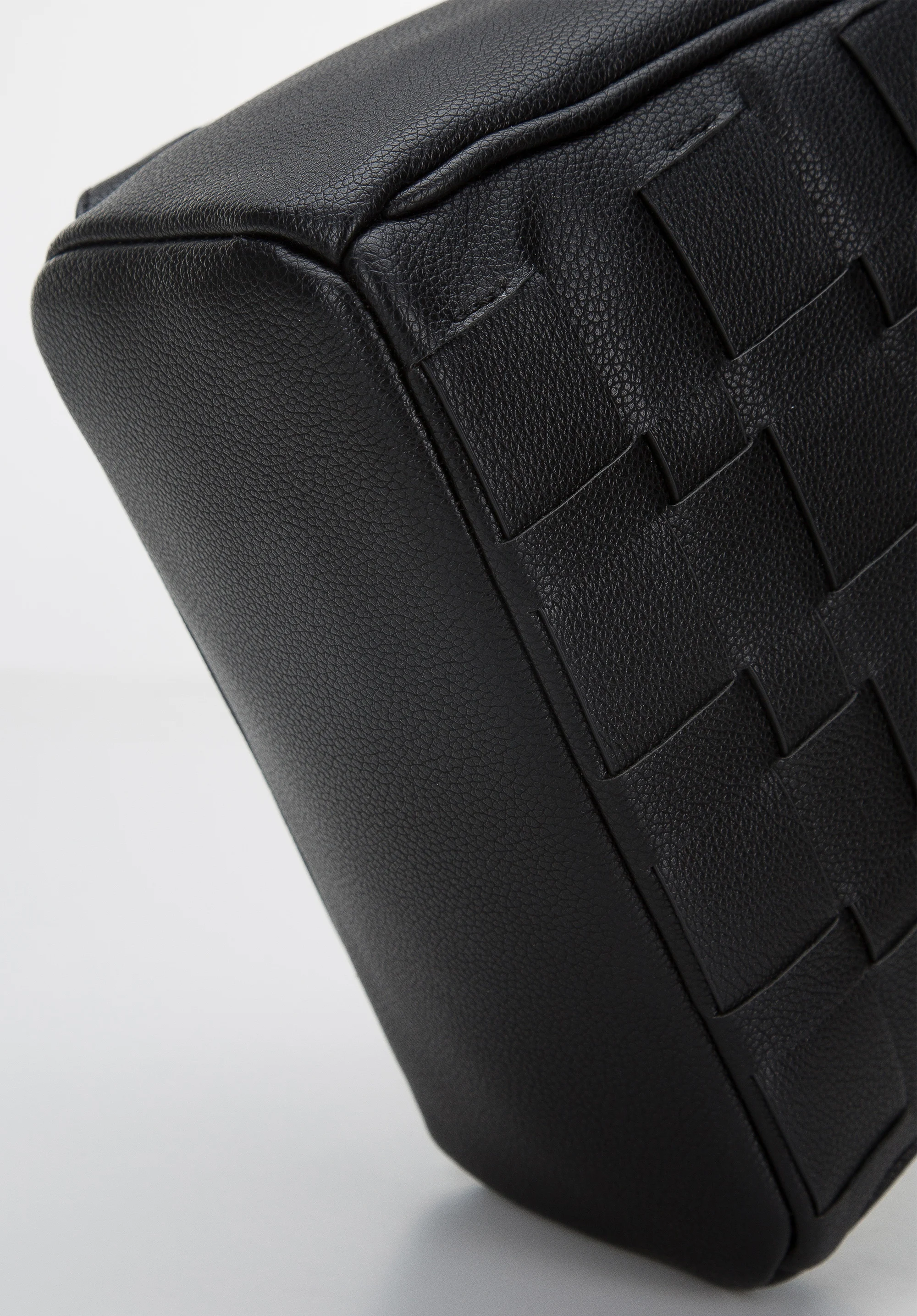 Damski plecak z ekoskóry z plecionką