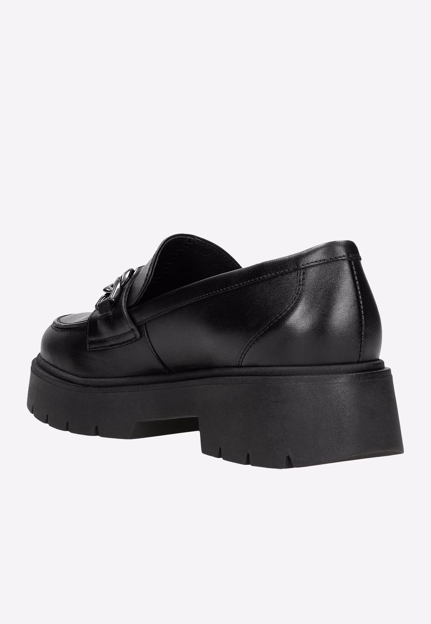 Czarne mokasyny damskie na grubej podeszwie z ozdobnym łańcuszkiem