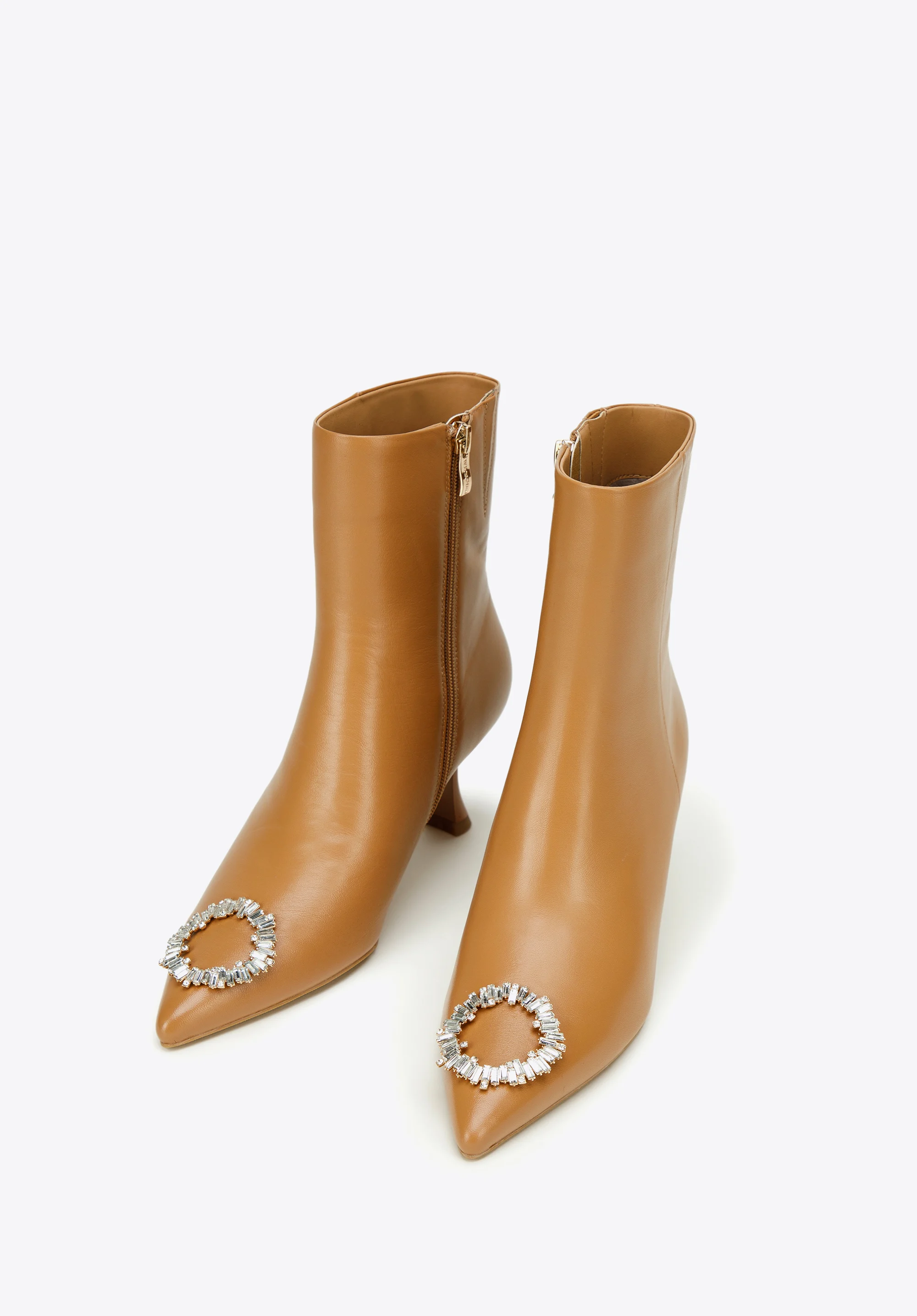 Botki skórzane z okrągłą klamrą na szpilce