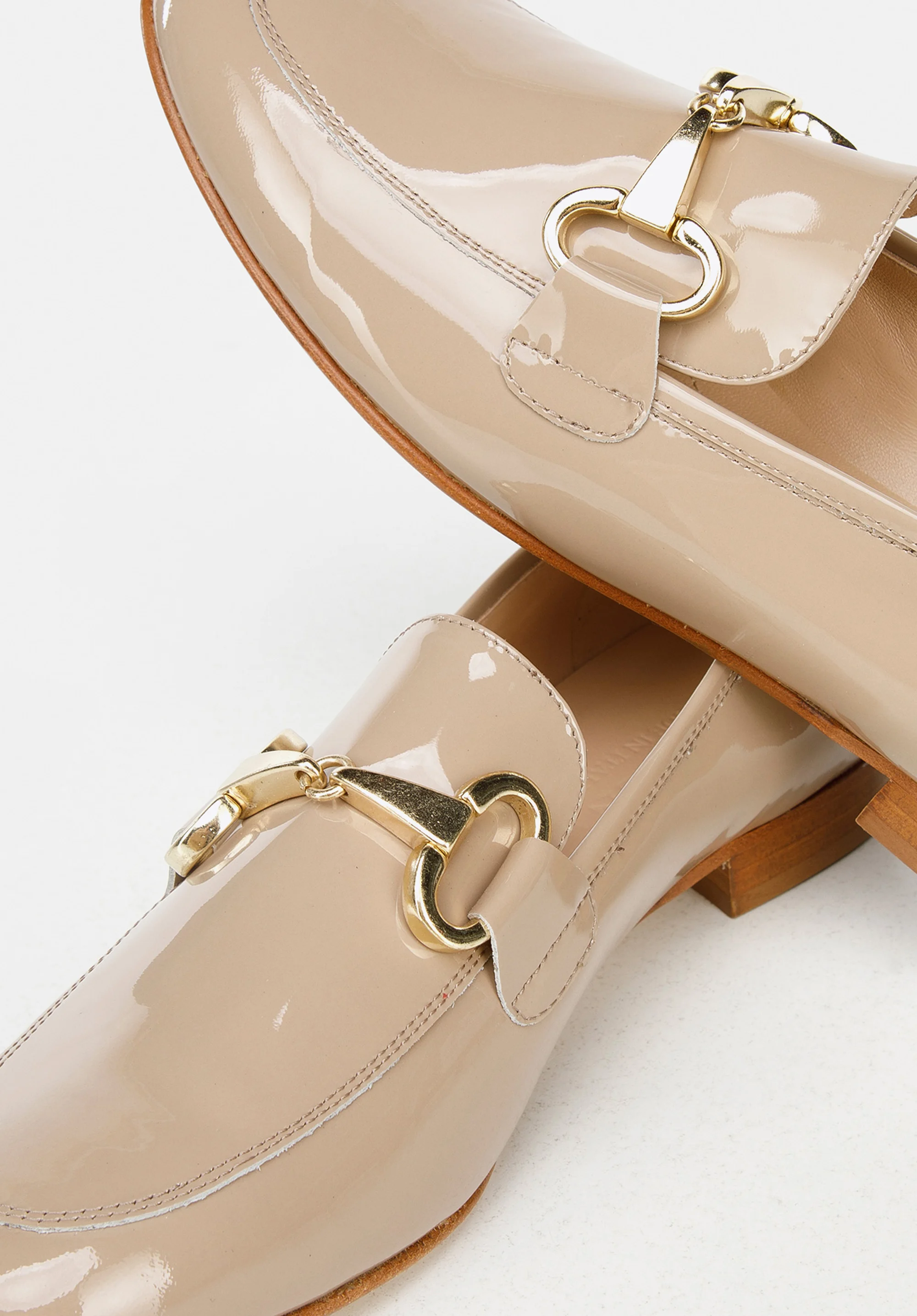 Damskie mokasyny z lakierowanej skóry z wędzidłem